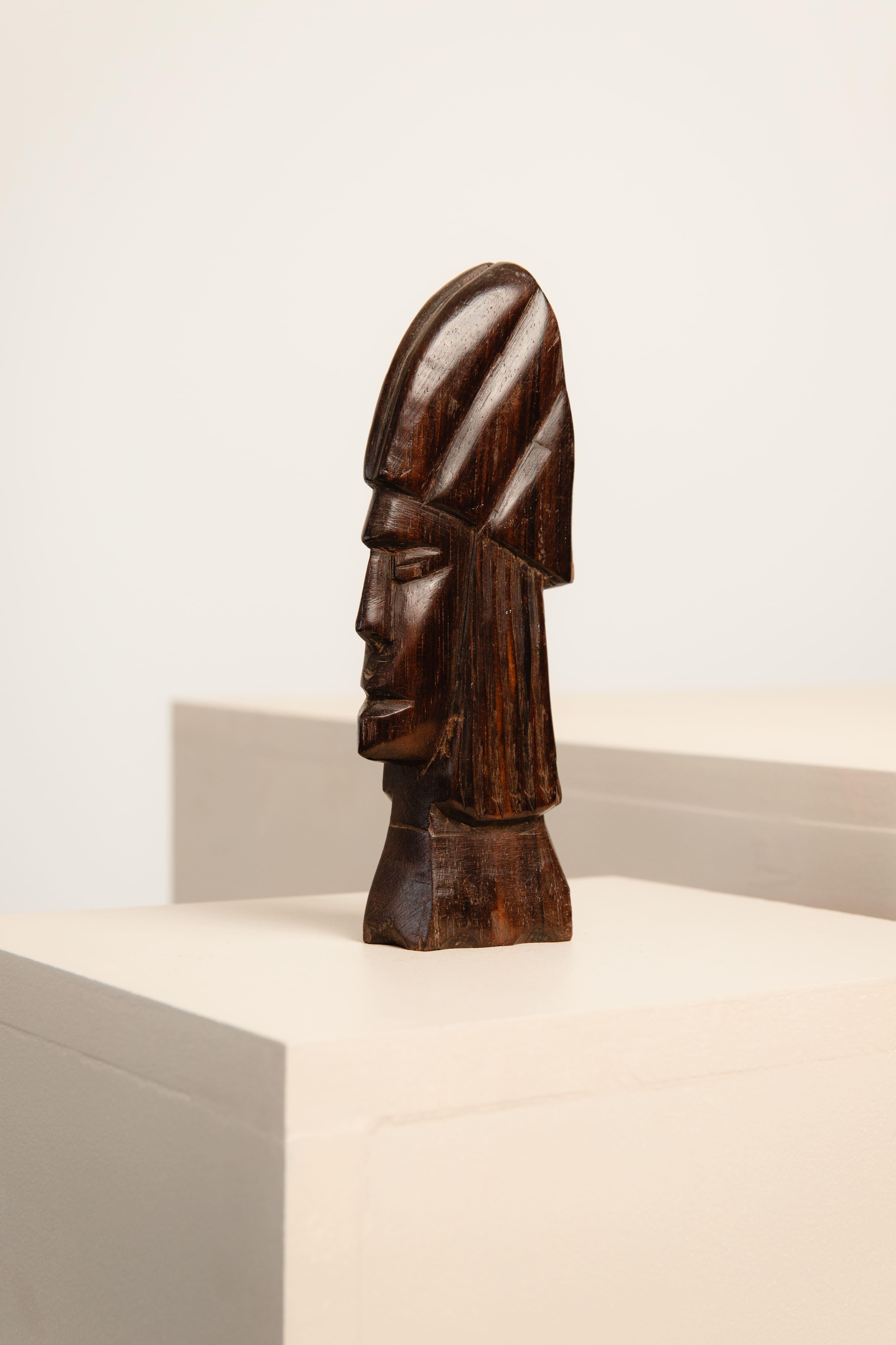 Kleine, aus brasilianischem Palisanderholz geschnitzte Skulptur eines indigenen Gesichts unbekannter Urheberschaft.