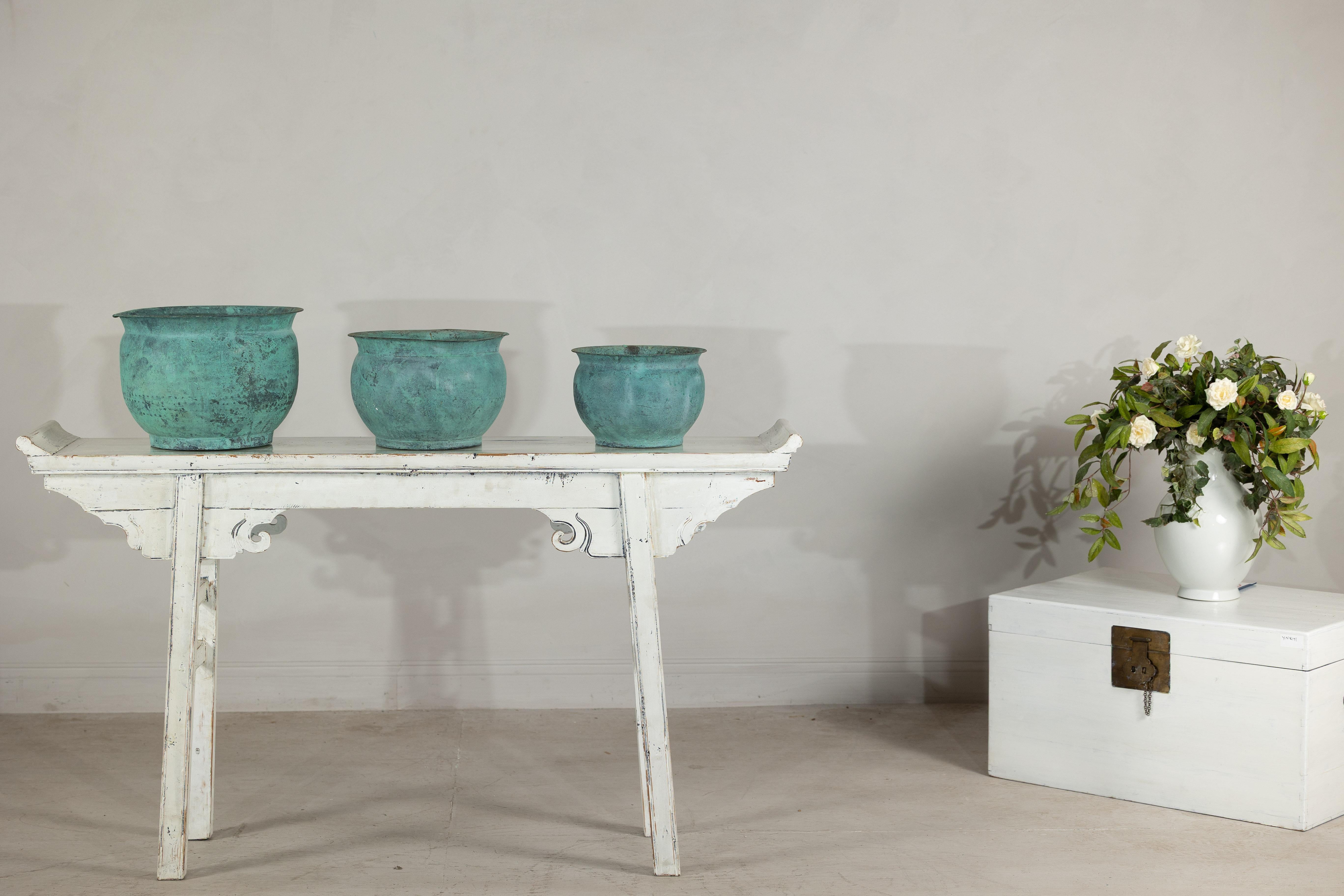 Set indiano d'epoca di tre vasi da cache in rame con patina di Verdigris in vendita 4