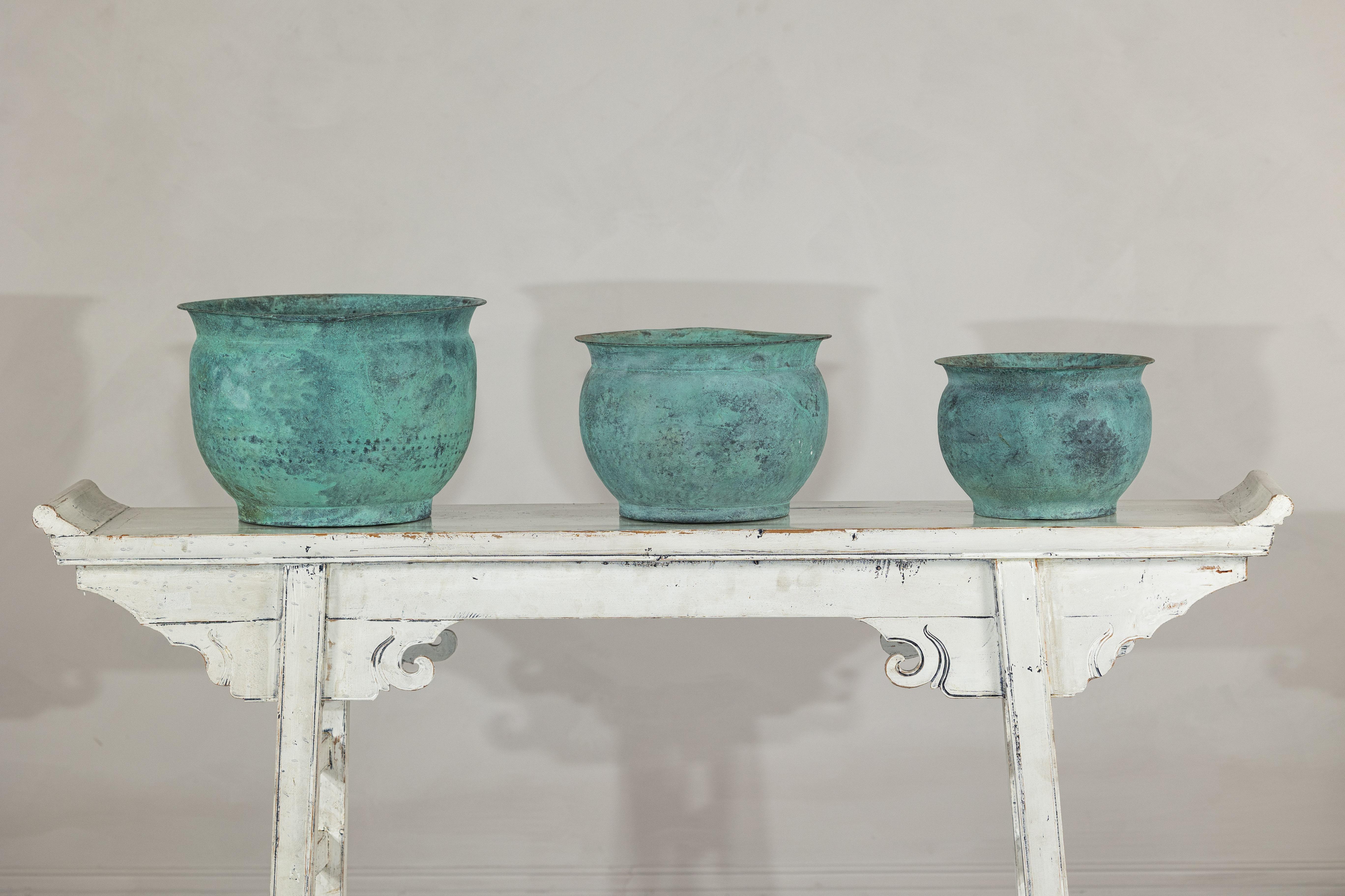 Set indiano d'epoca di tre vasi da cache in rame con patina di Verdigris in vendita 5