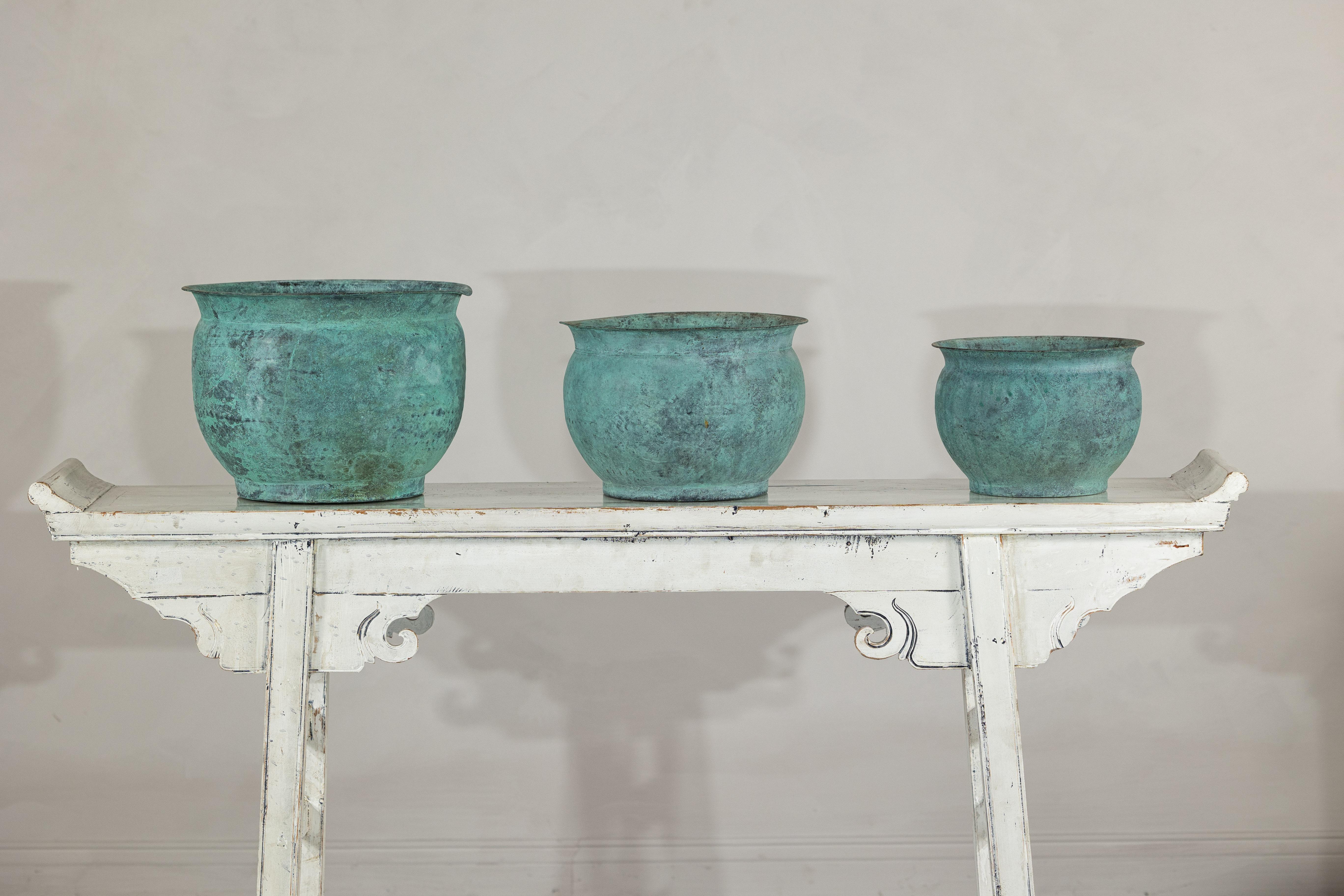 Set indiano d'epoca di tre vasi da cache in rame con patina di Verdigris in vendita 6