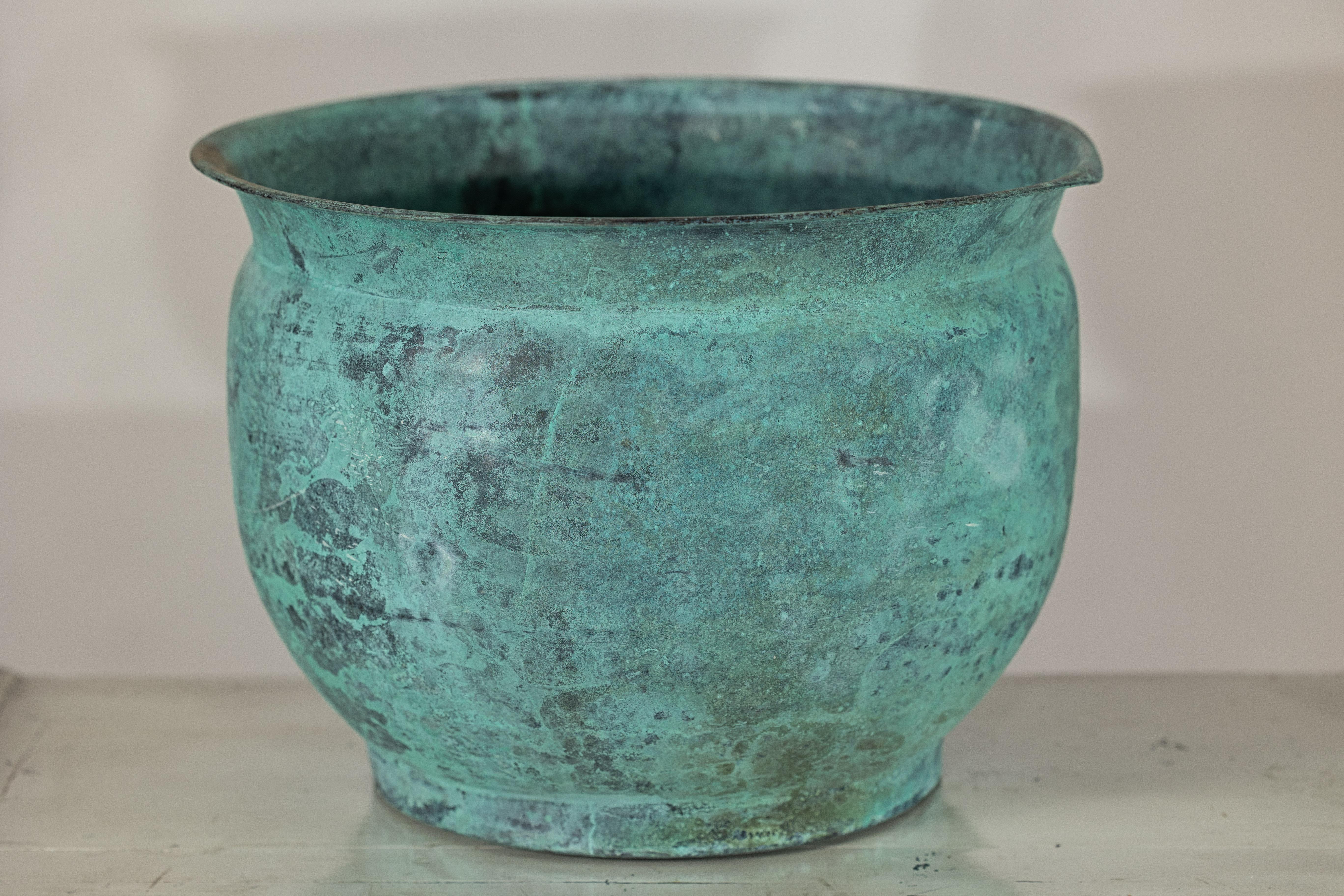 Set indiano d'epoca di tre vasi da cache in rame con patina di Verdigris in vendita 7