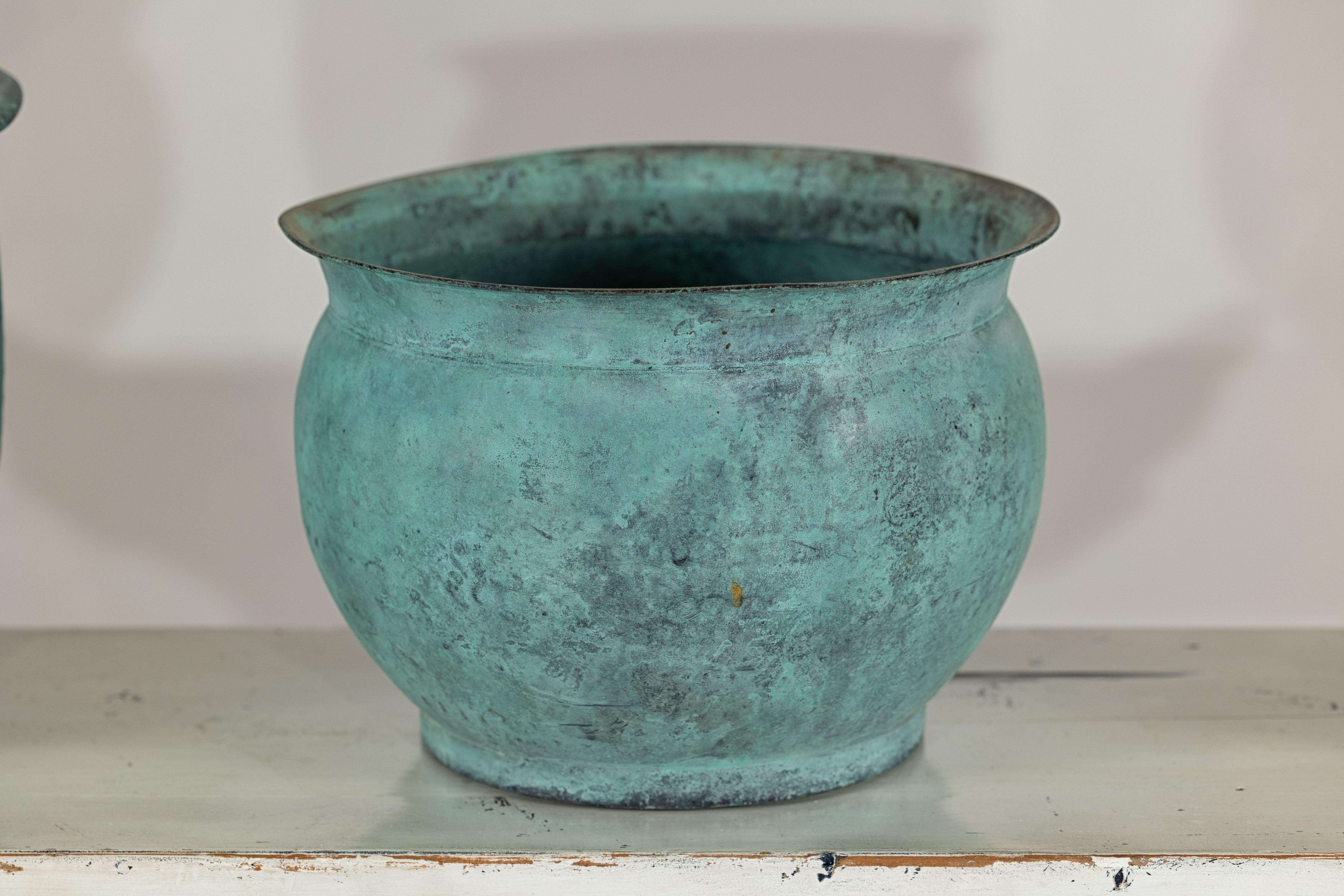 Set indiano d'epoca di tre vasi da cache in rame con patina di Verdigris in vendita 8