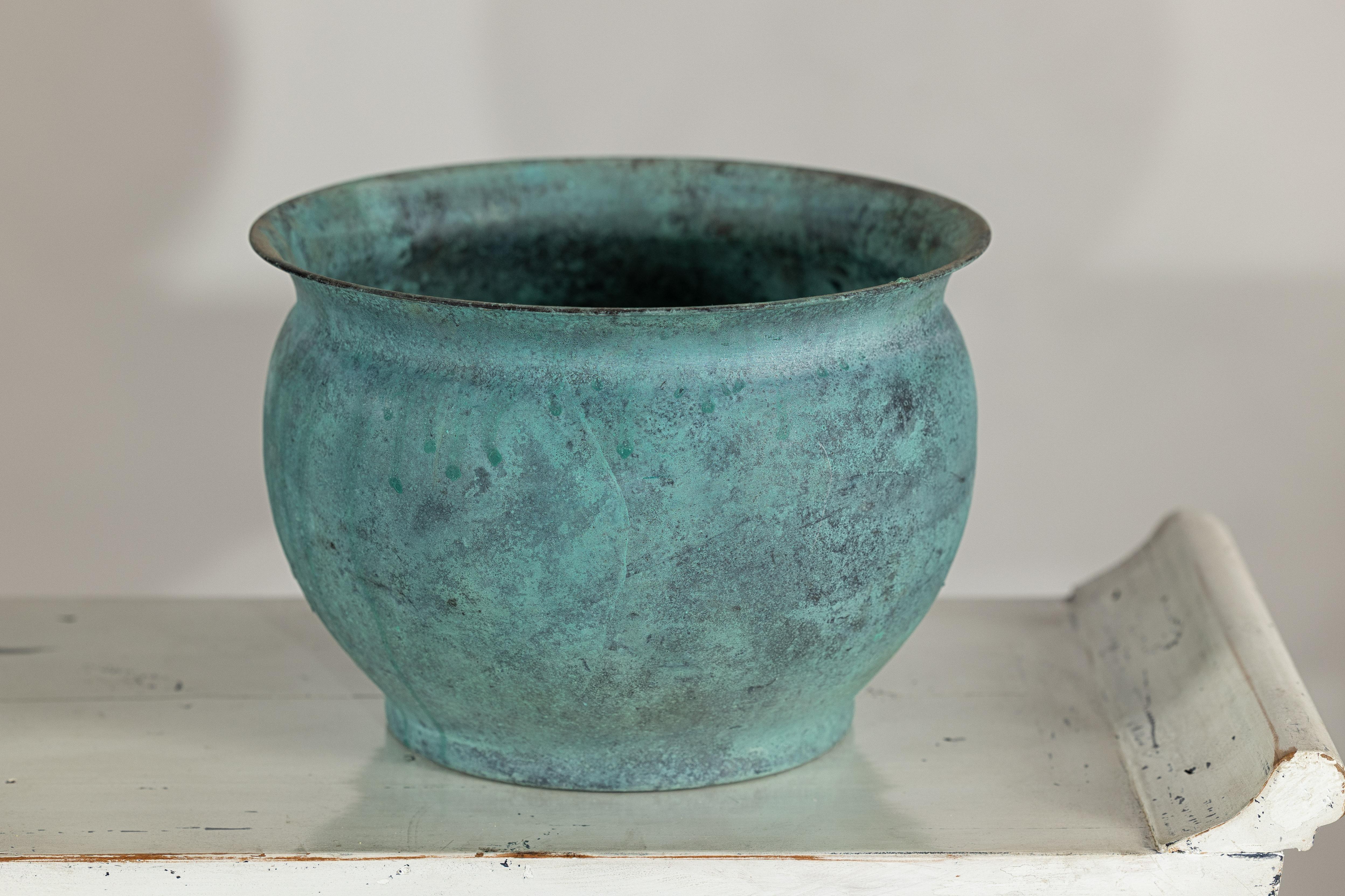 Set indiano d'epoca di tre vasi da cache in rame con patina di Verdigris in vendita 9