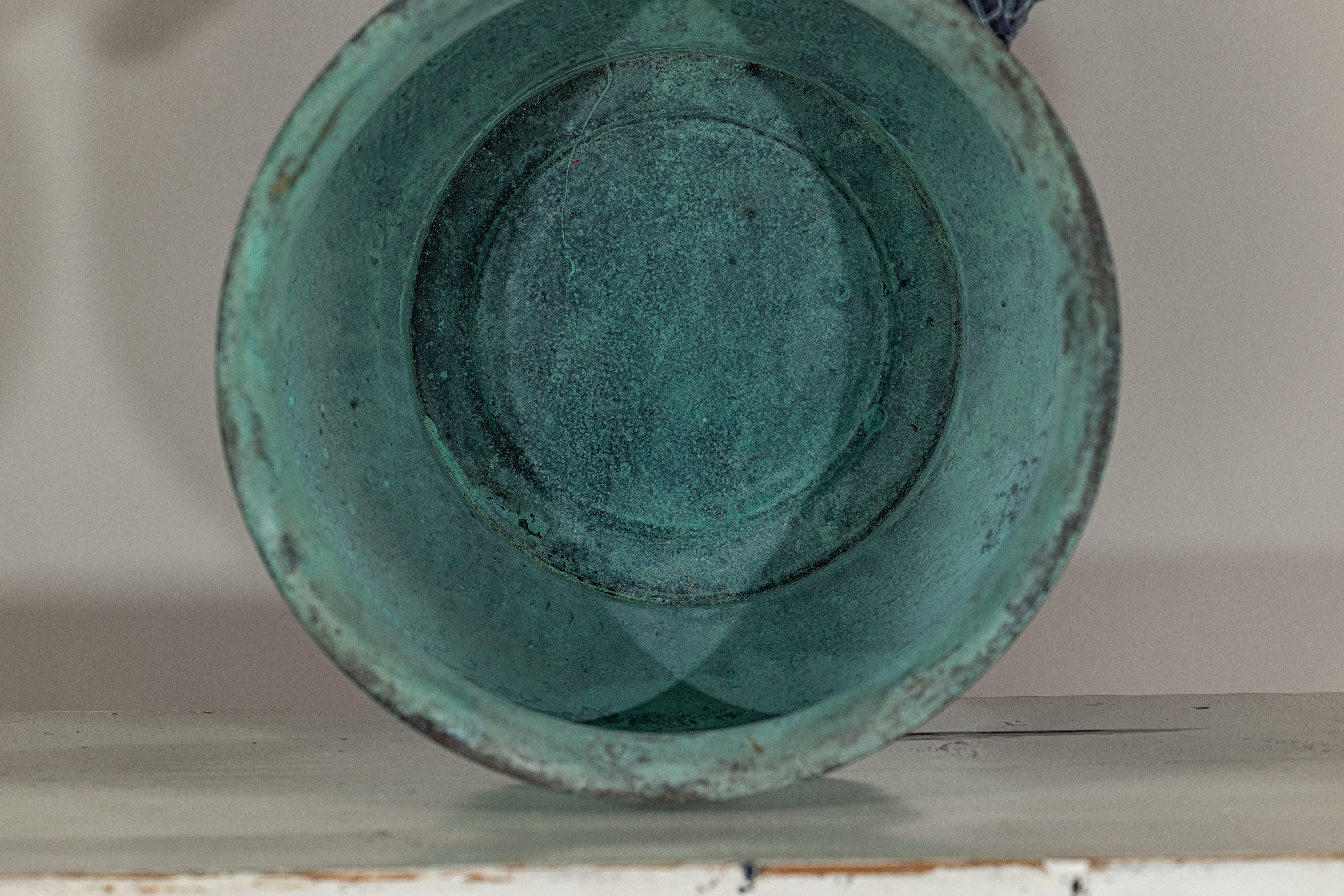 Set indiano d'epoca di tre vasi da cache in rame con patina di Verdigris in vendita 10