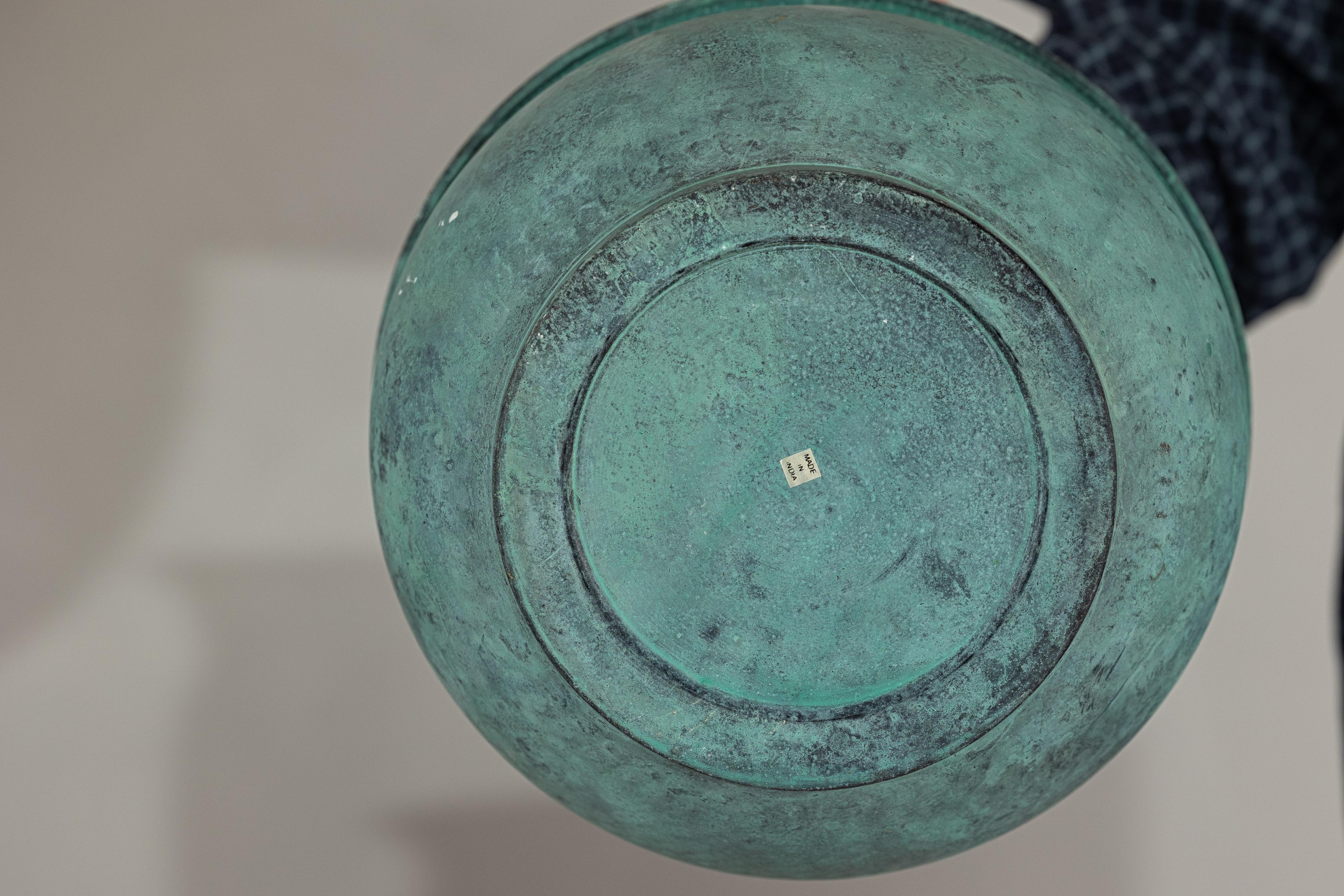 Set indiano d'epoca di tre vasi da cache in rame con patina di Verdigris in vendita 11