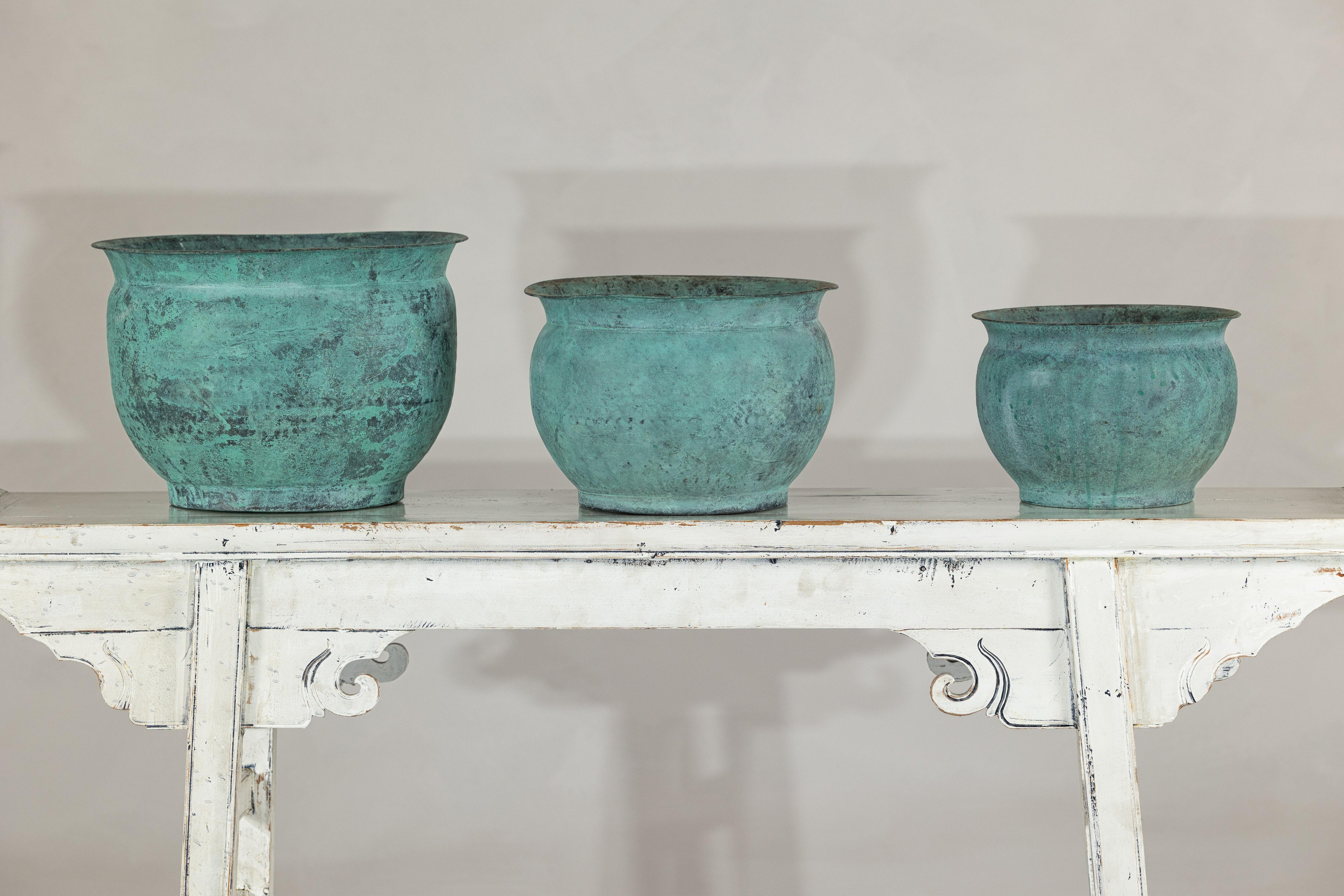 XX secolo Set indiano d'epoca di tre vasi da cache in rame con patina di Verdigris in vendita