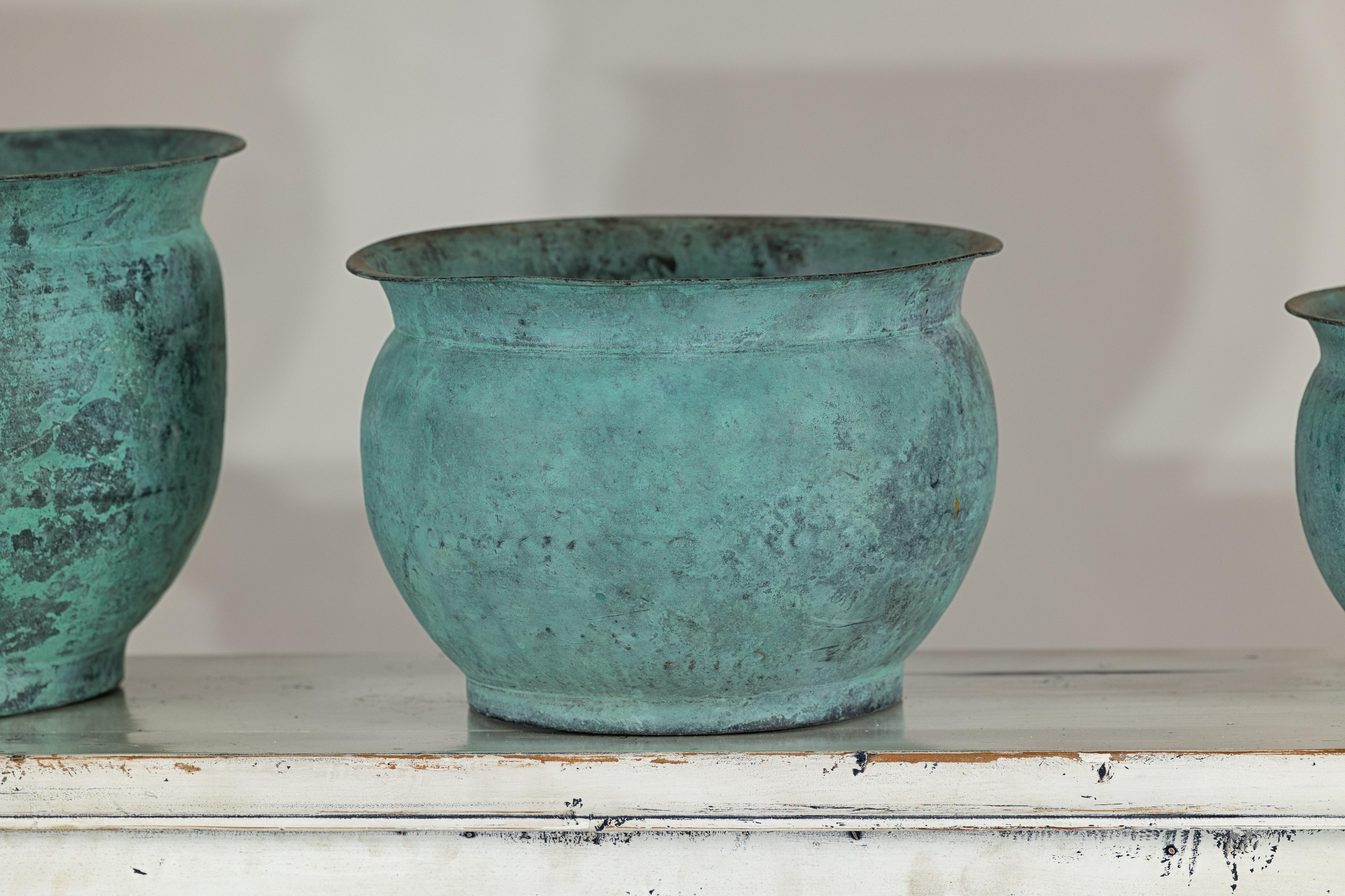 Rame Set indiano d'epoca di tre vasi da cache in rame con patina di Verdigris in vendita