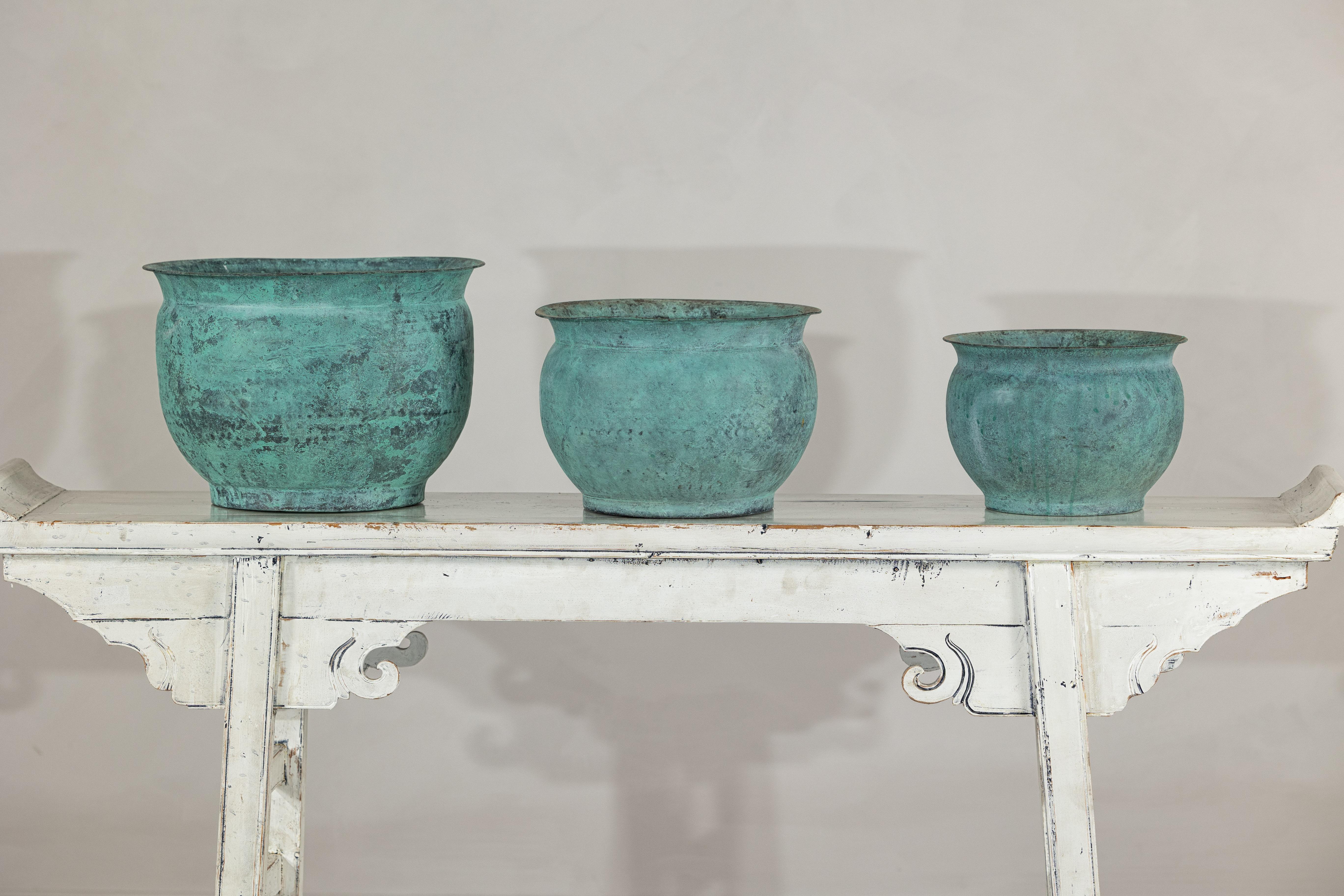 Set indiano d'epoca di tre vasi da cache in rame con patina di Verdigris in vendita 2