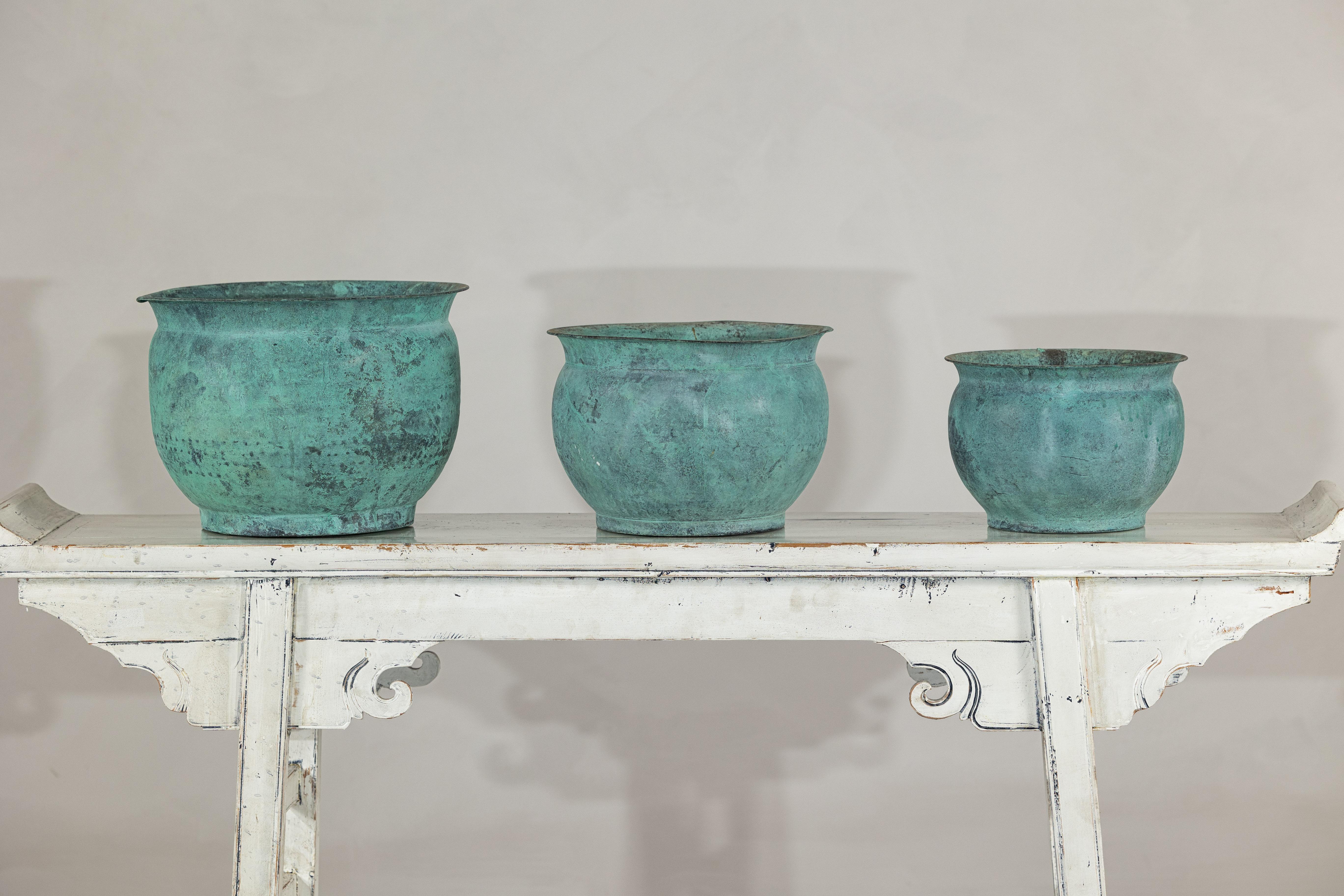 Set indiano d'epoca di tre vasi da cache in rame con patina di Verdigris in vendita 3