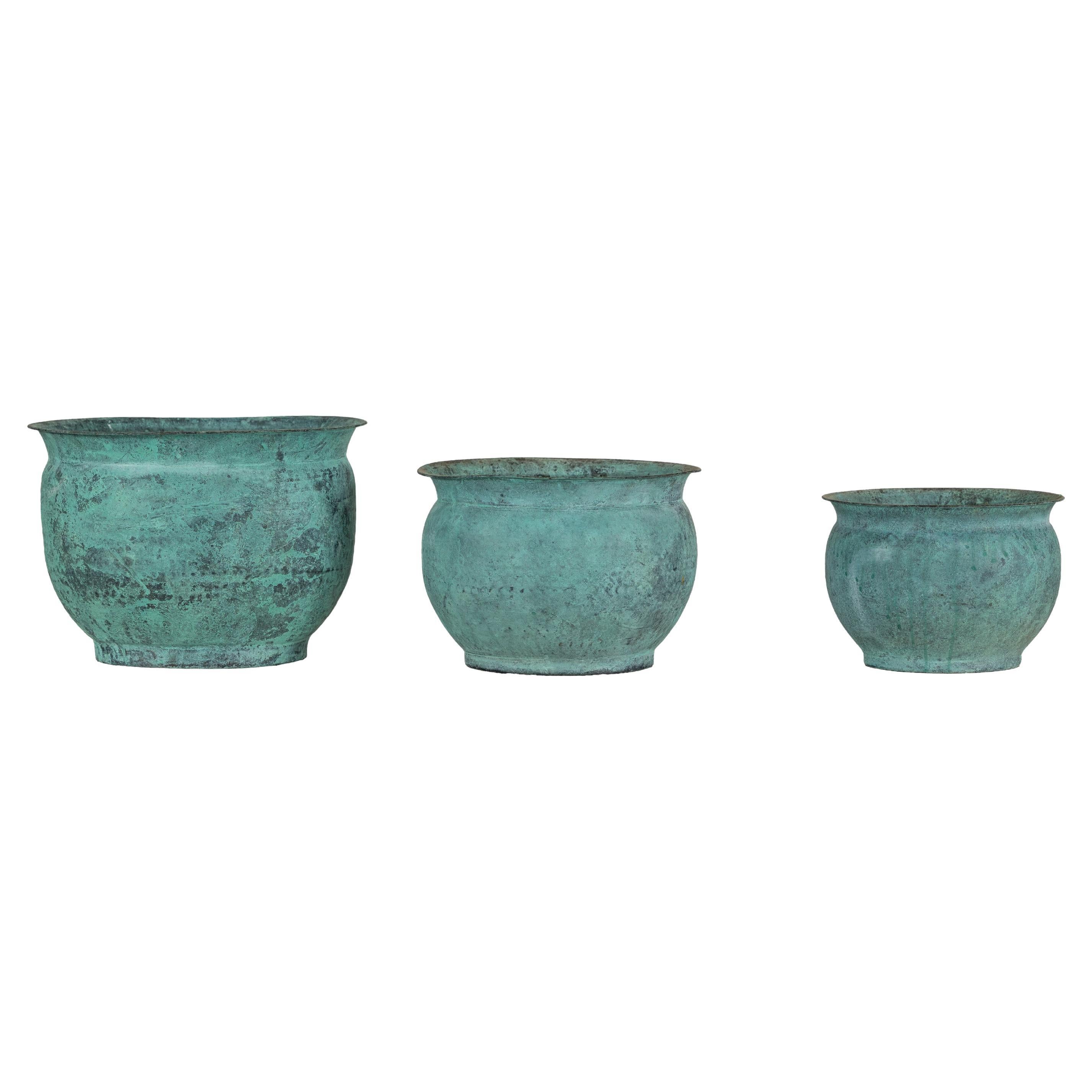 Set indiano d'epoca di tre vasi da cache in rame con patina di Verdigris in vendita