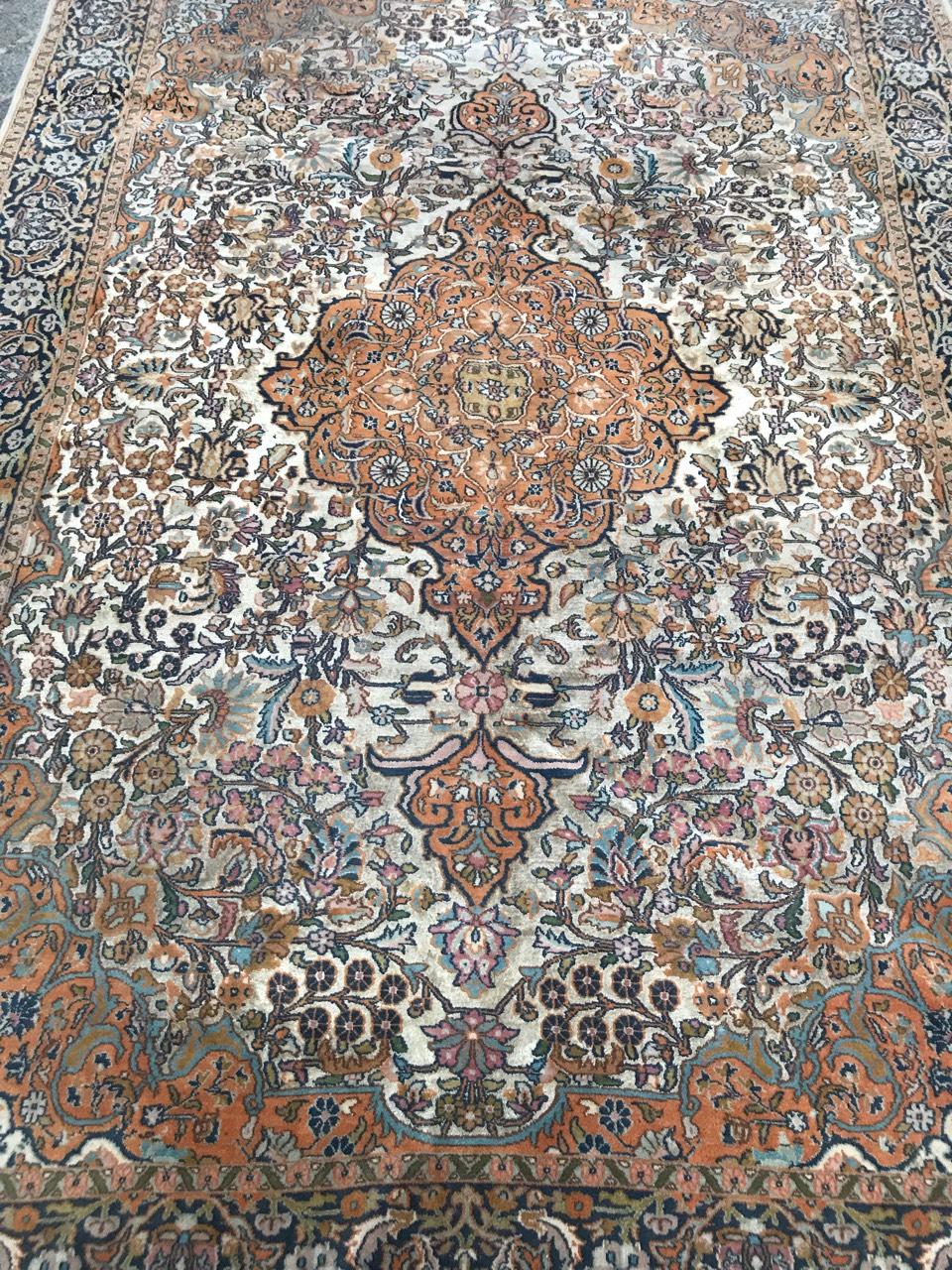 Beautiful late 20th century Punjab rug with a beautiful floral design and light patterns, entirely hand knotted with wool and silk velvet on cotton foundation.