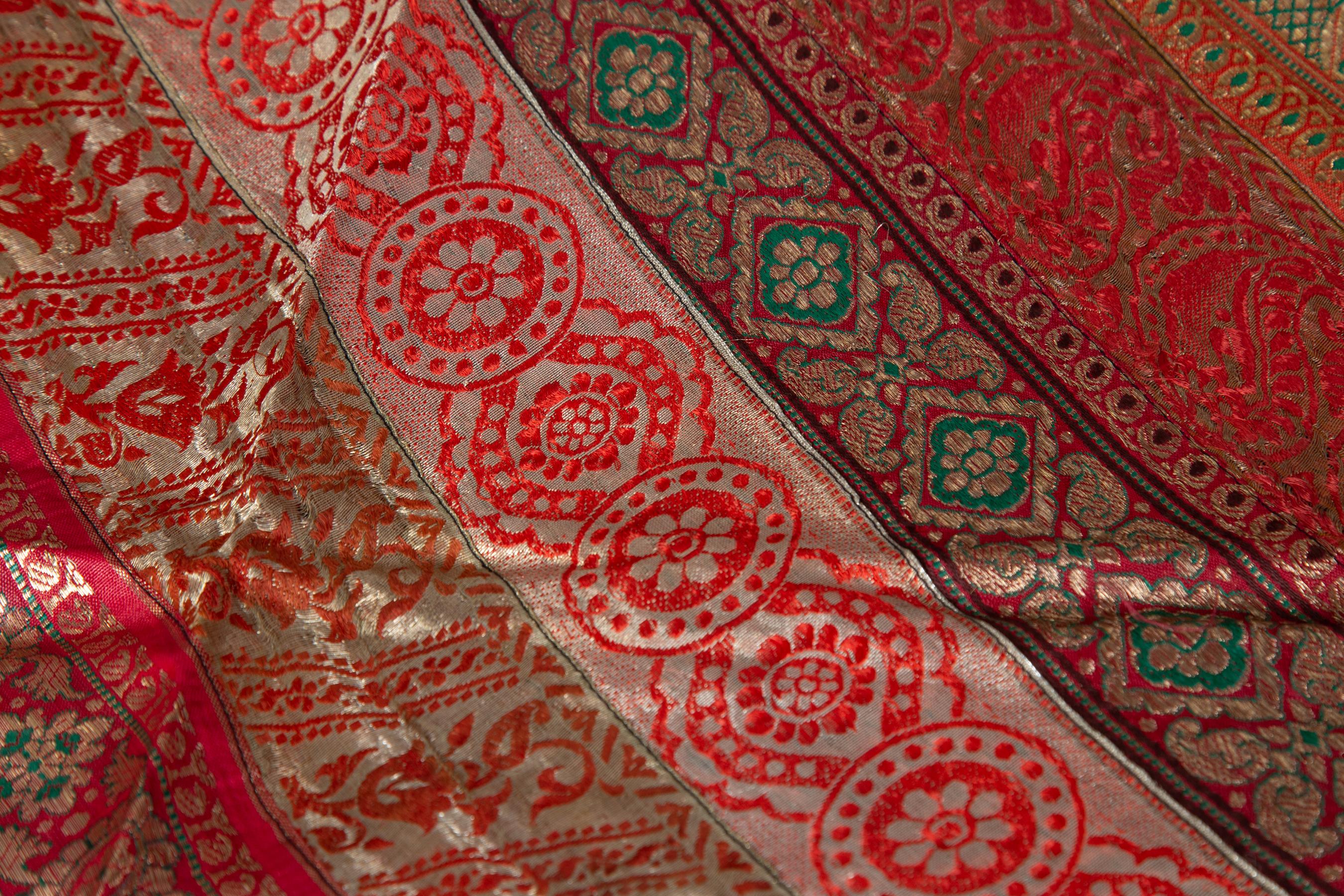 Tissu indien vintage brodé en soie avec des tons rouges:: orange:: violets et dorés en vente 3