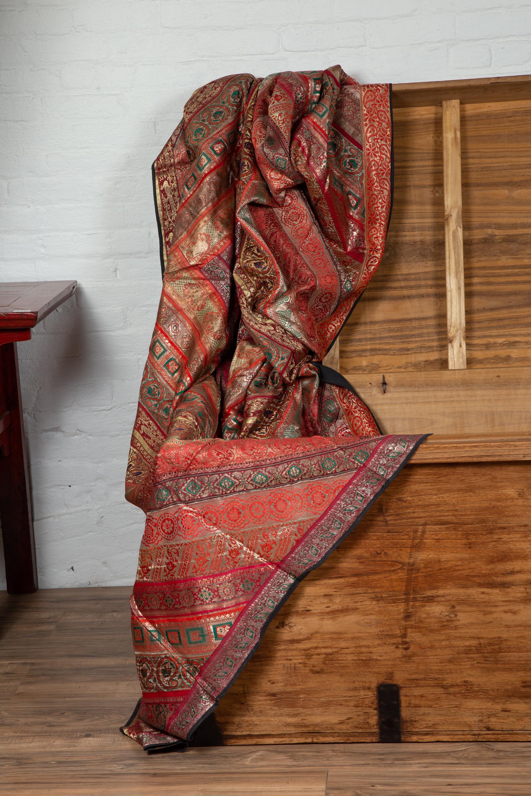 Tissu indien vintage brodé en soie avec des tons rouges:: orange:: violets et dorés en vente 9