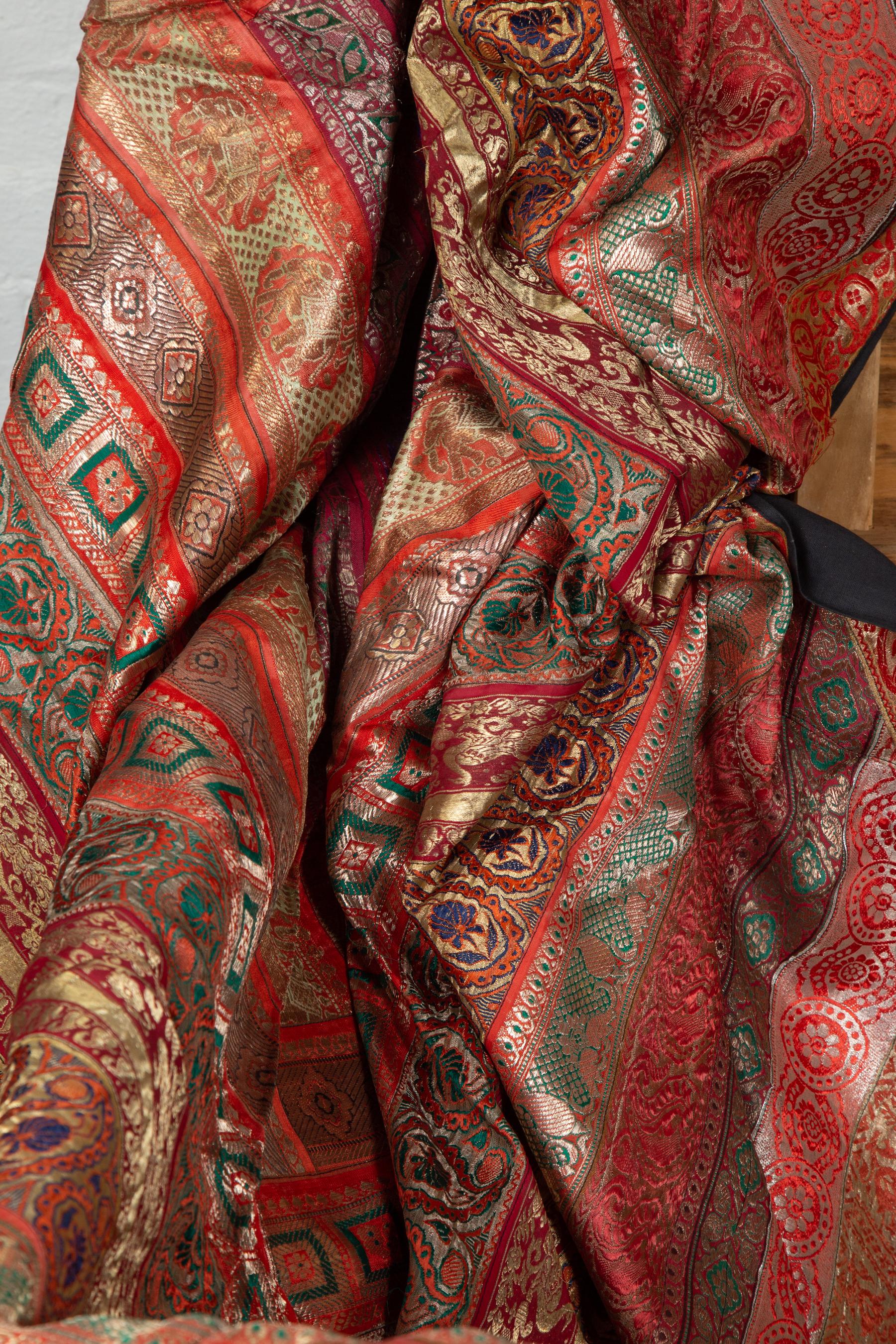 Tissu indien vintage brodé en soie avec des tons rouges:: orange:: violets et dorés en vente 10