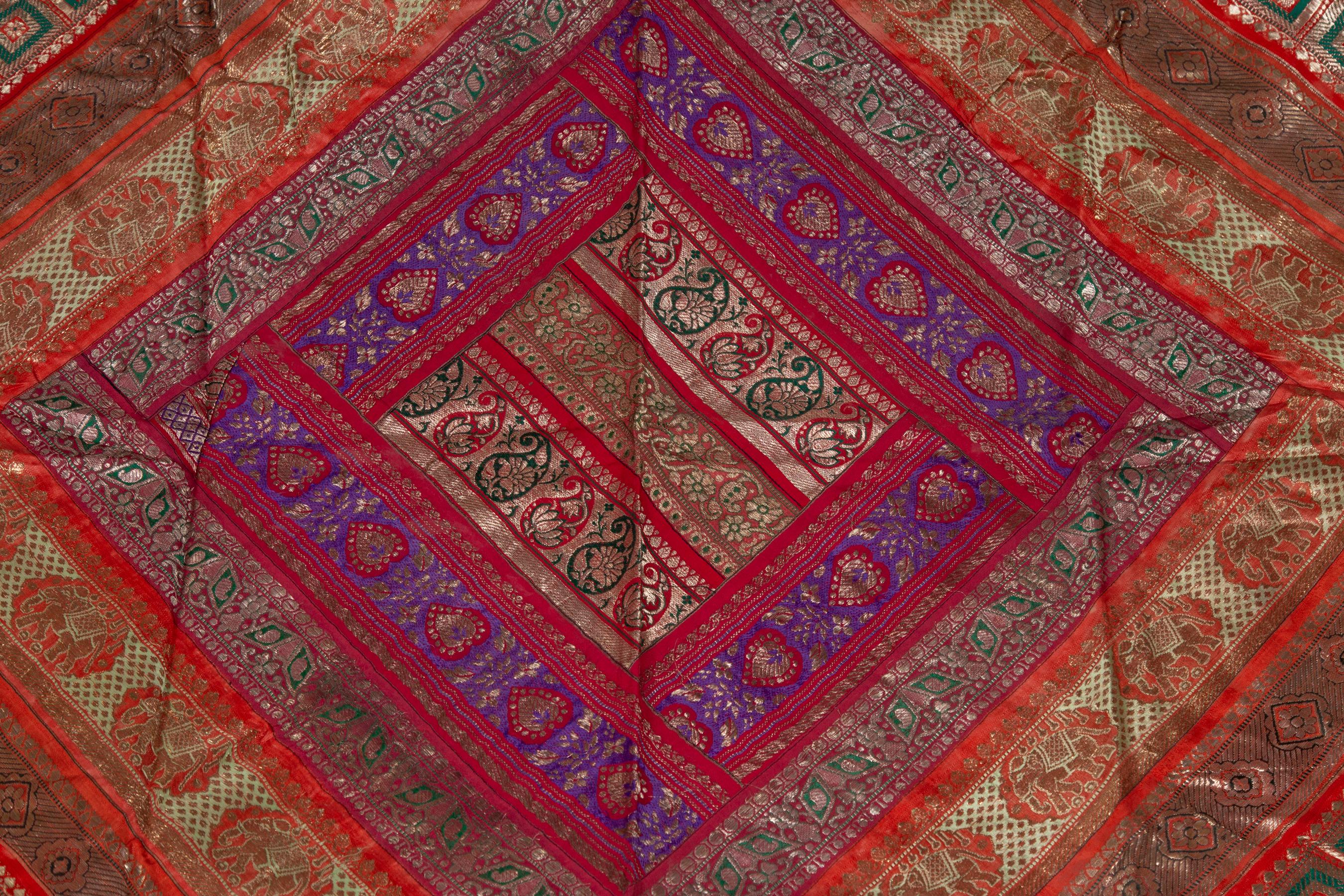Brodé Tissu indien vintage brodé en soie avec des tons rouges:: orange:: violets et dorés en vente