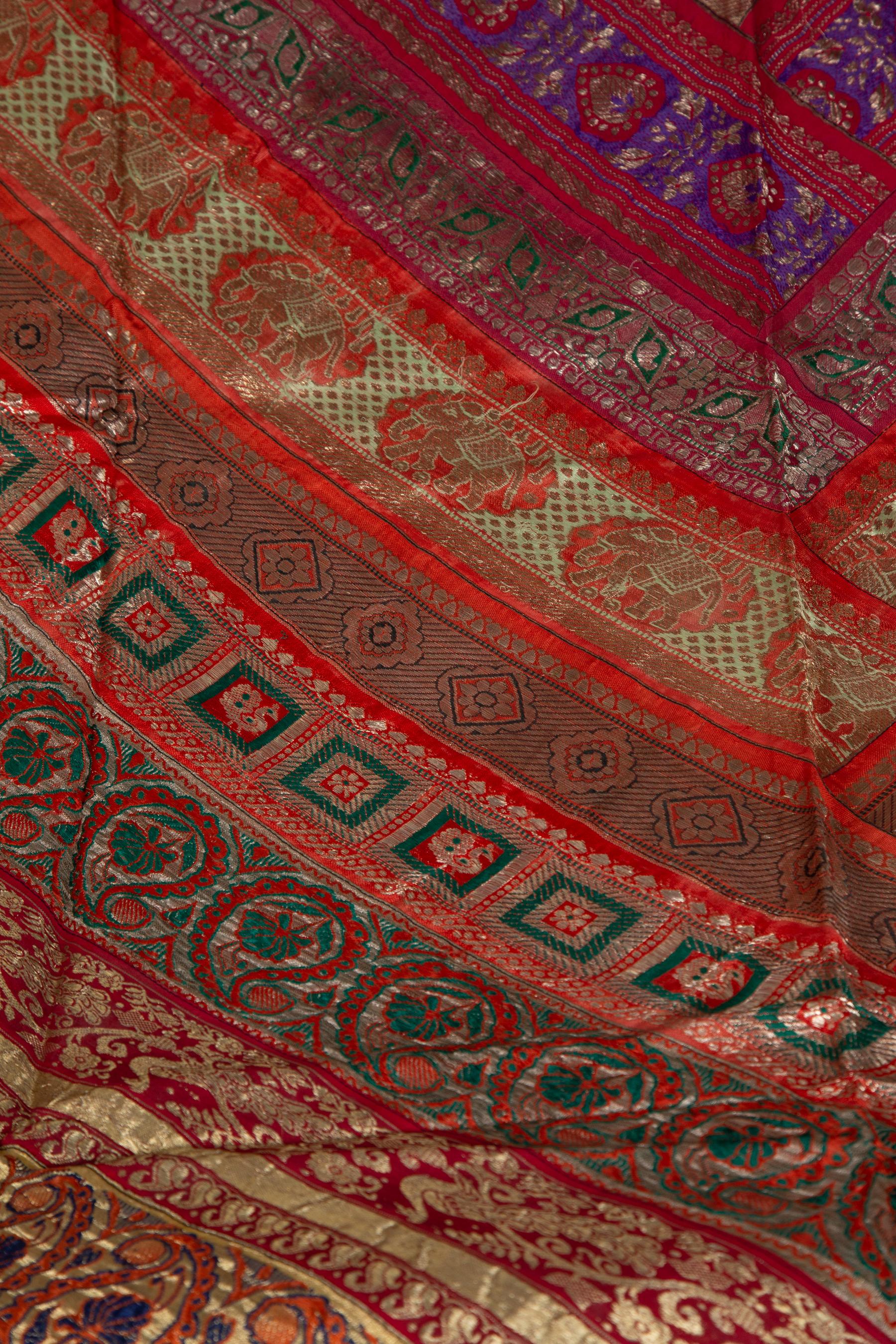 Tissu indien vintage brodé en soie avec des tons rouges:: orange:: violets et dorés Excellent état - En vente à Yonkers, NY