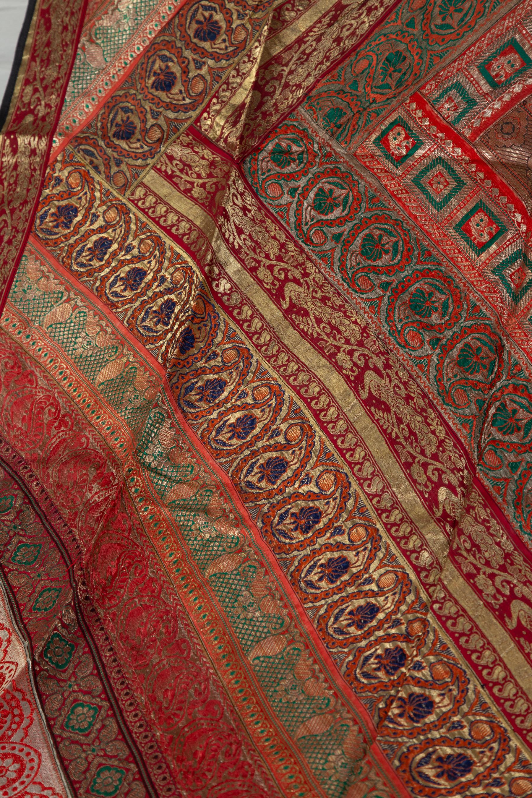 20ième siècle Tissu indien vintage brodé en soie avec des tons rouges:: orange:: violets et dorés en vente