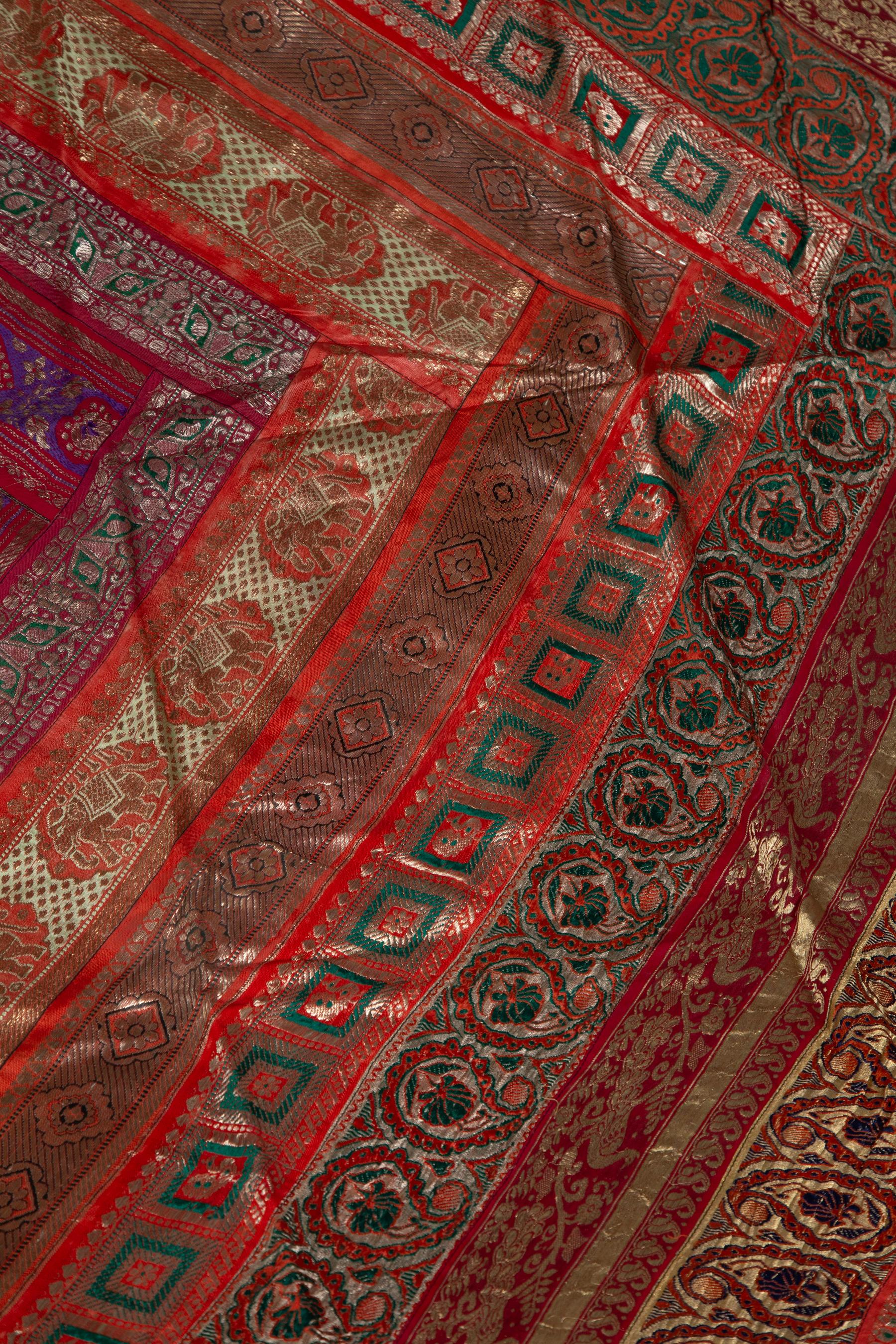Soie Tissu indien vintage brodé en soie avec des tons rouges:: orange:: violets et dorés en vente