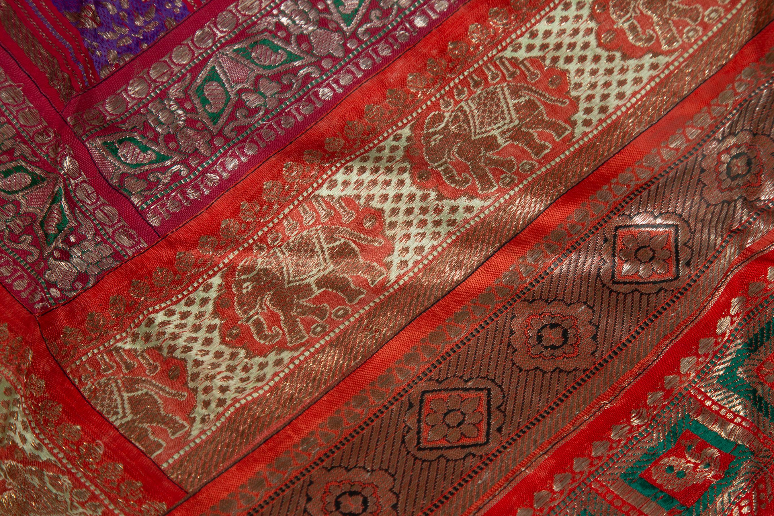 Tissu indien vintage brodé en soie avec des tons rouges:: orange:: violets et dorés en vente 1