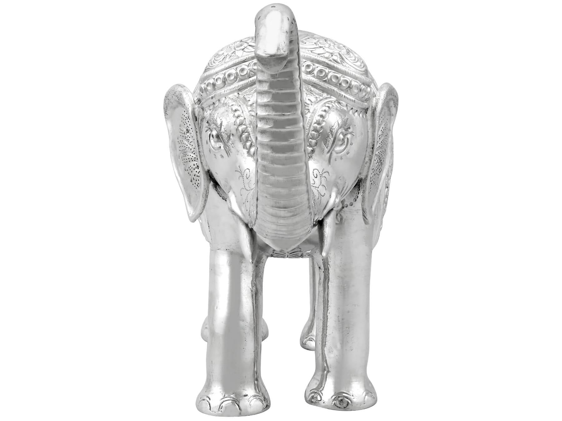 Vintage Indian Silver Elephant Table Ornament In Excellent Condition For Sale In Jesmond, Newcastle Upon Tyne