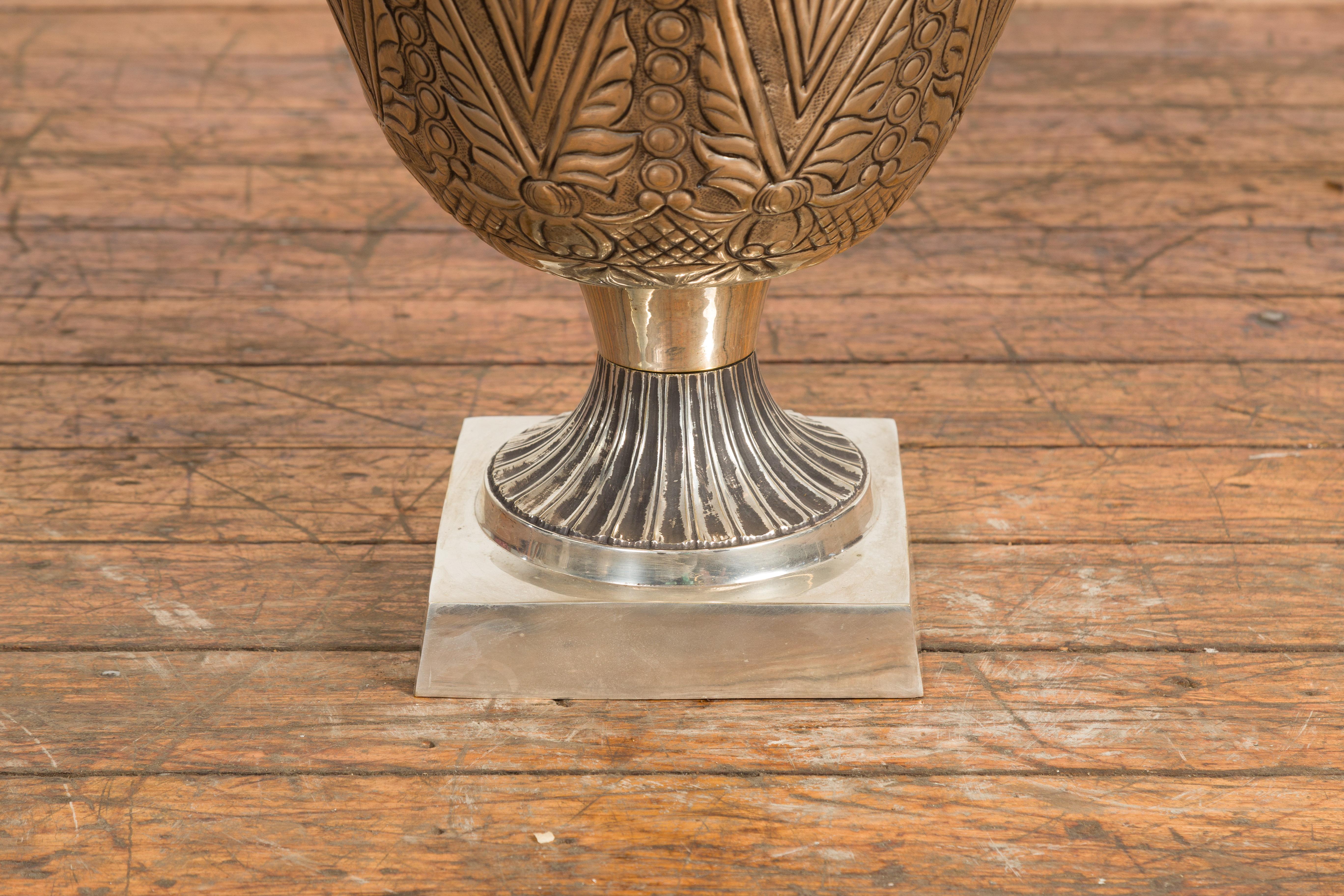 Indische ausgestellte Vintage-Urne aus Silber über Messing mit stilisierten Herzen und Blumen im Angebot 6