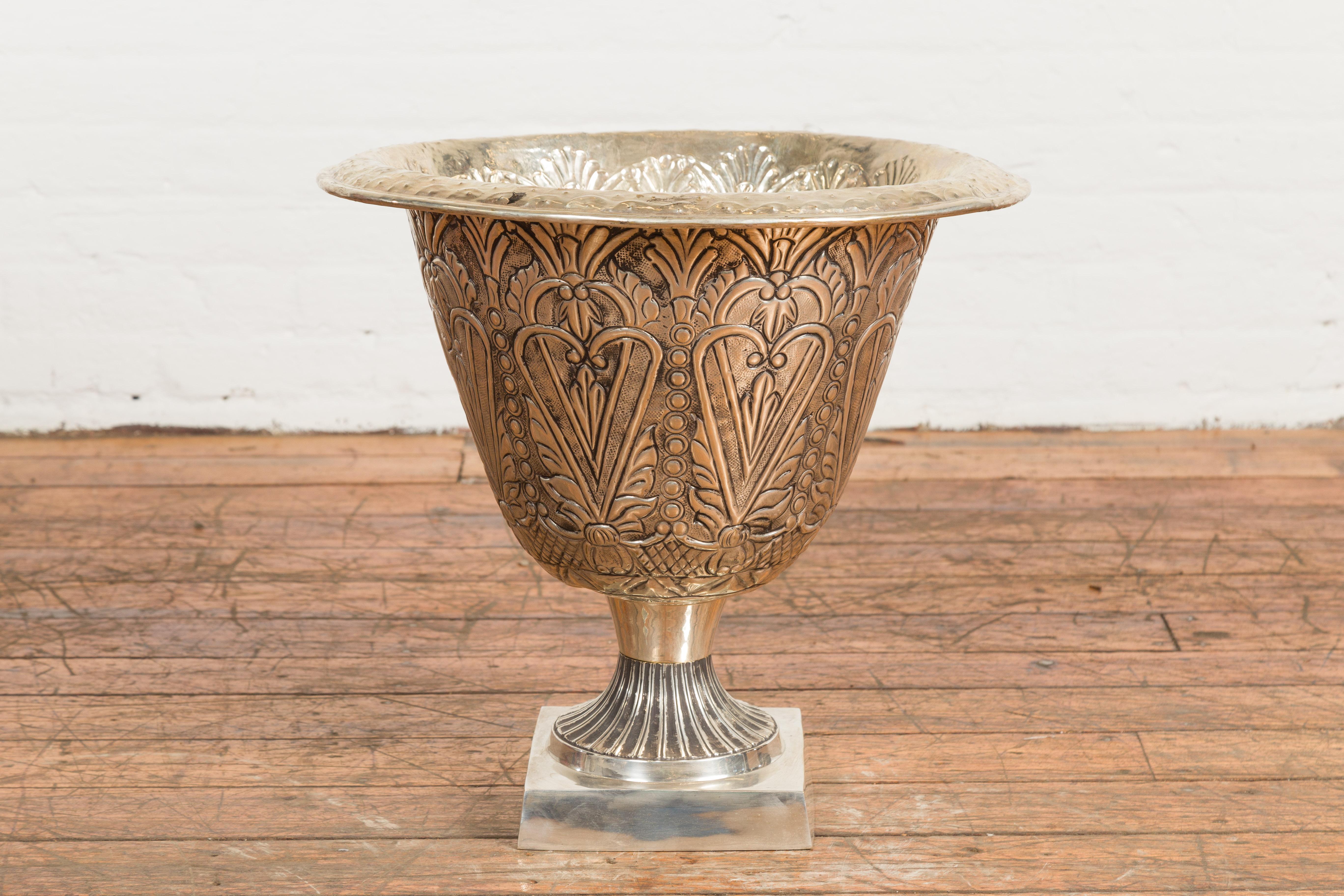 Indische ausgestellte Vintage-Urne aus Silber über Messing mit stilisierten Herzen und Blumen im Angebot 8
