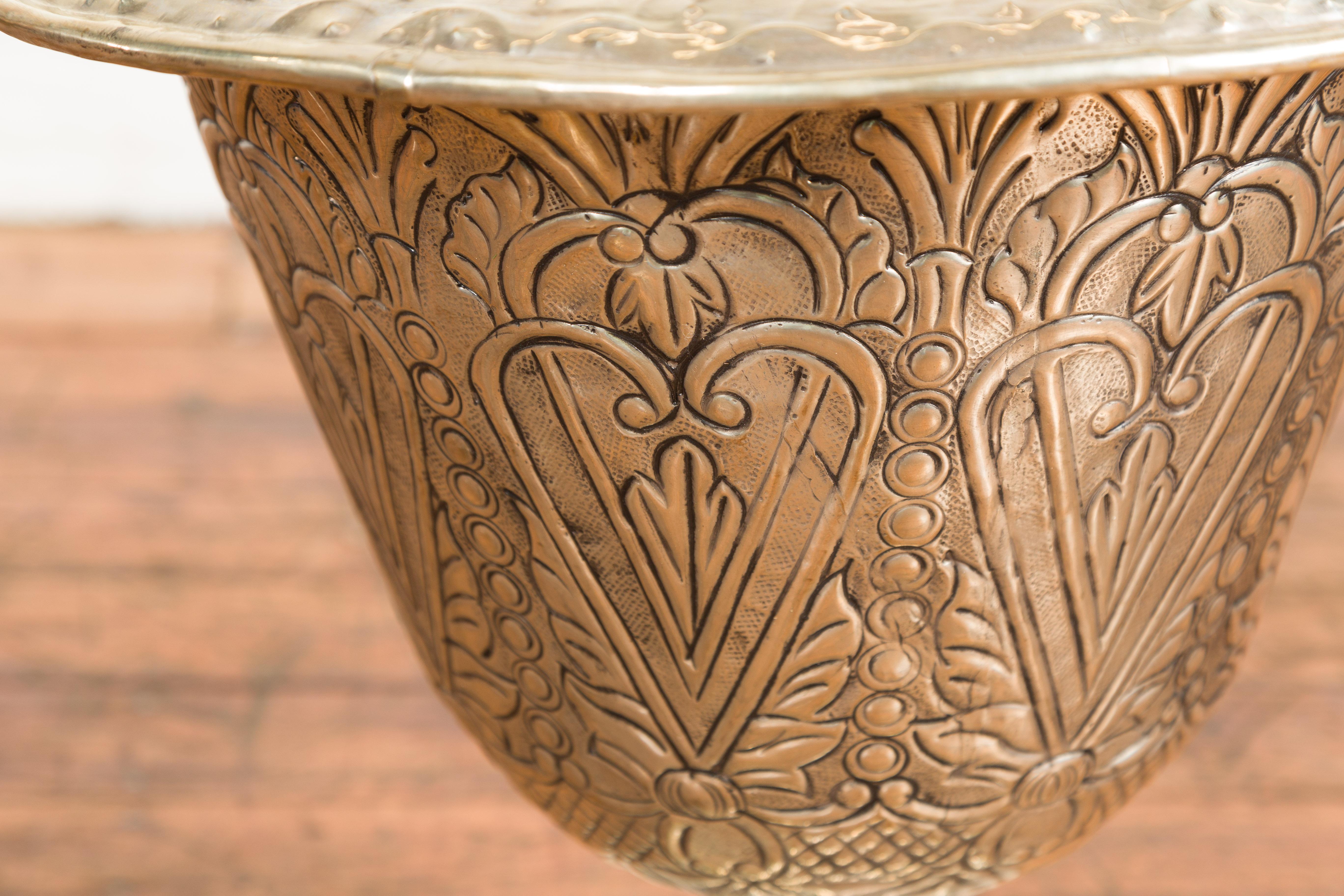 Indische ausgestellte Vintage-Urne aus Silber über Messing mit stilisierten Herzen und Blumen im Angebot 10