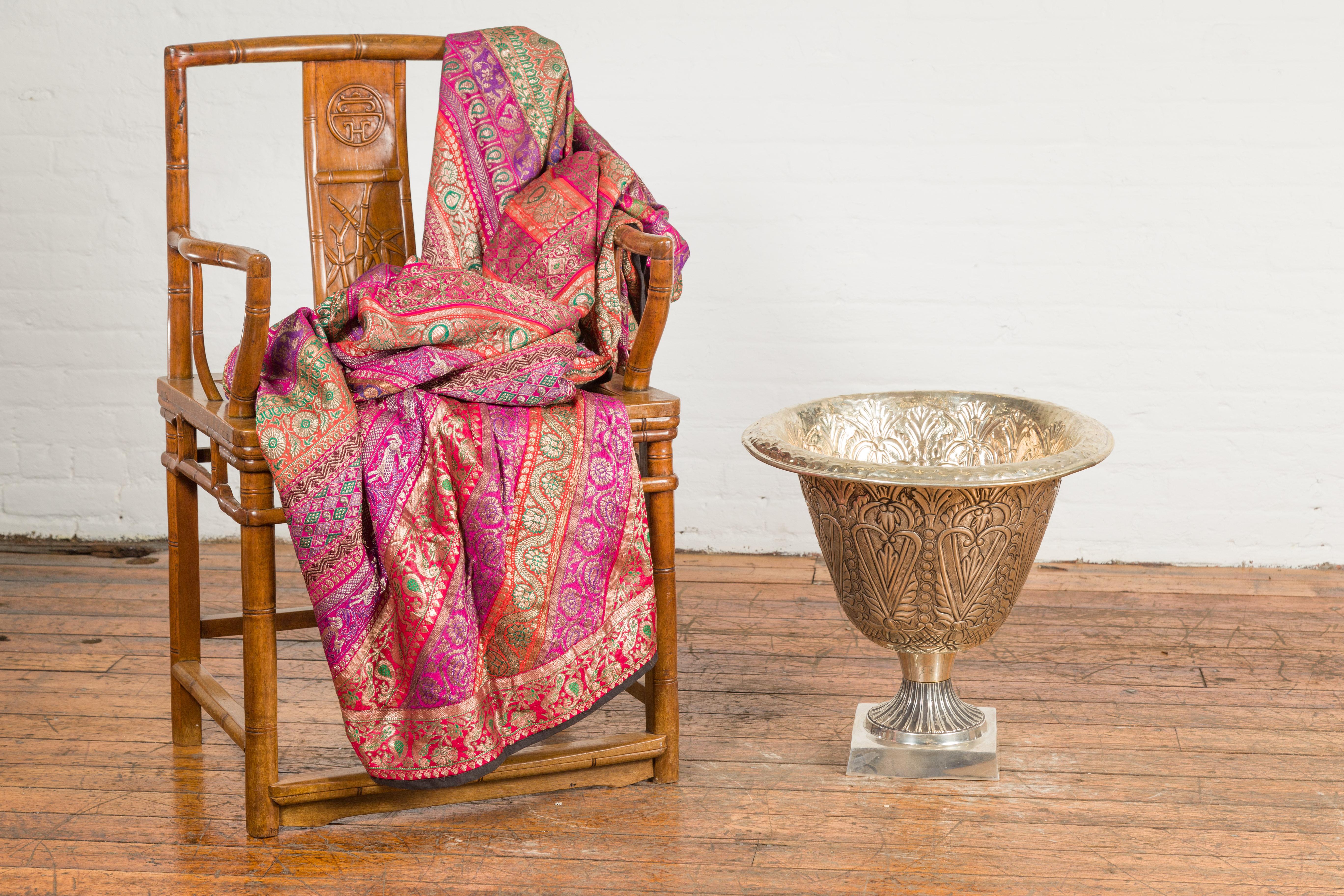 Indien Urne évasée indienne vintage en argent sur laiton avec cœurs et fleurs stylisés en vente