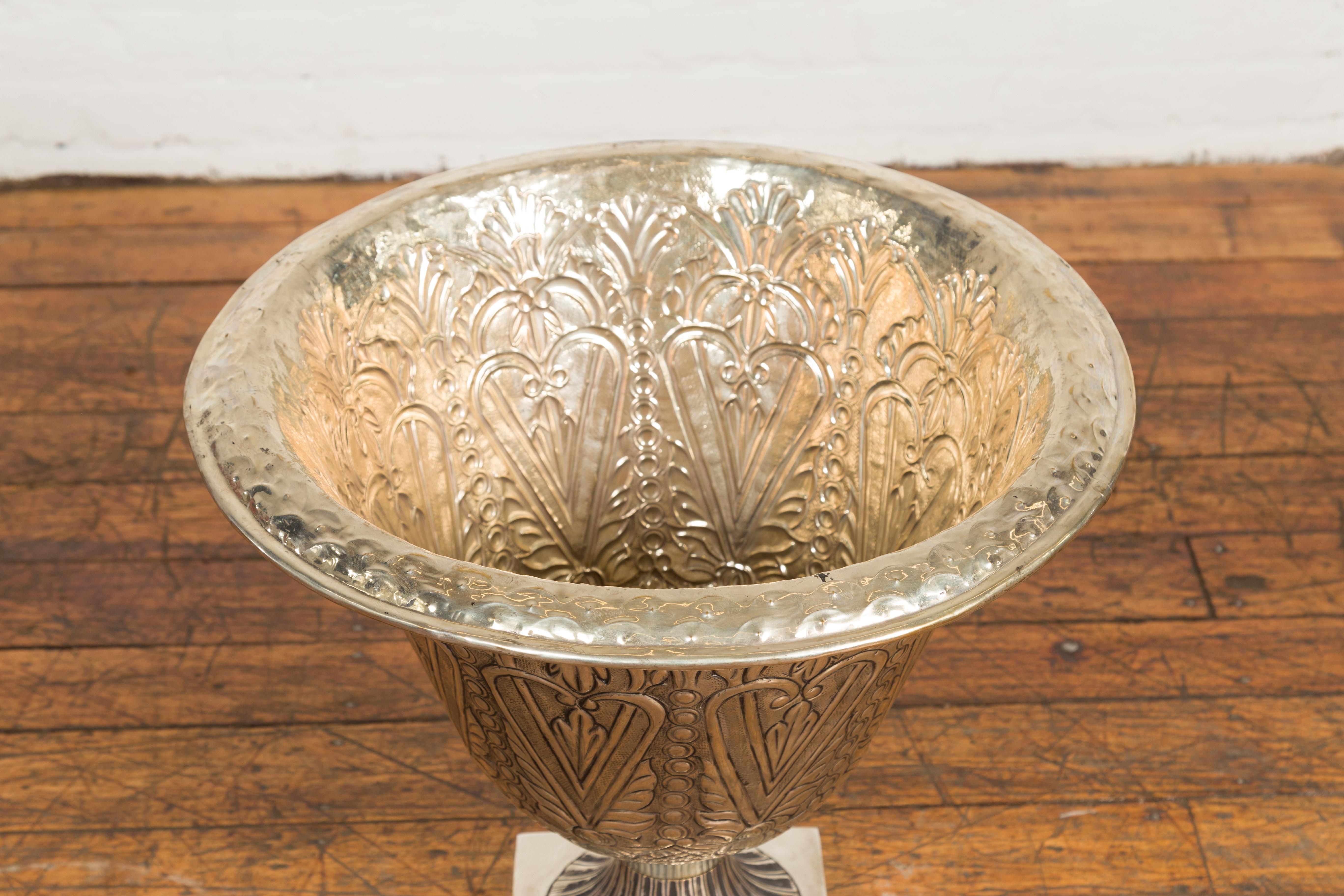 Indische ausgestellte Vintage-Urne aus Silber über Messing mit stilisierten Herzen und Blumen im Angebot 1