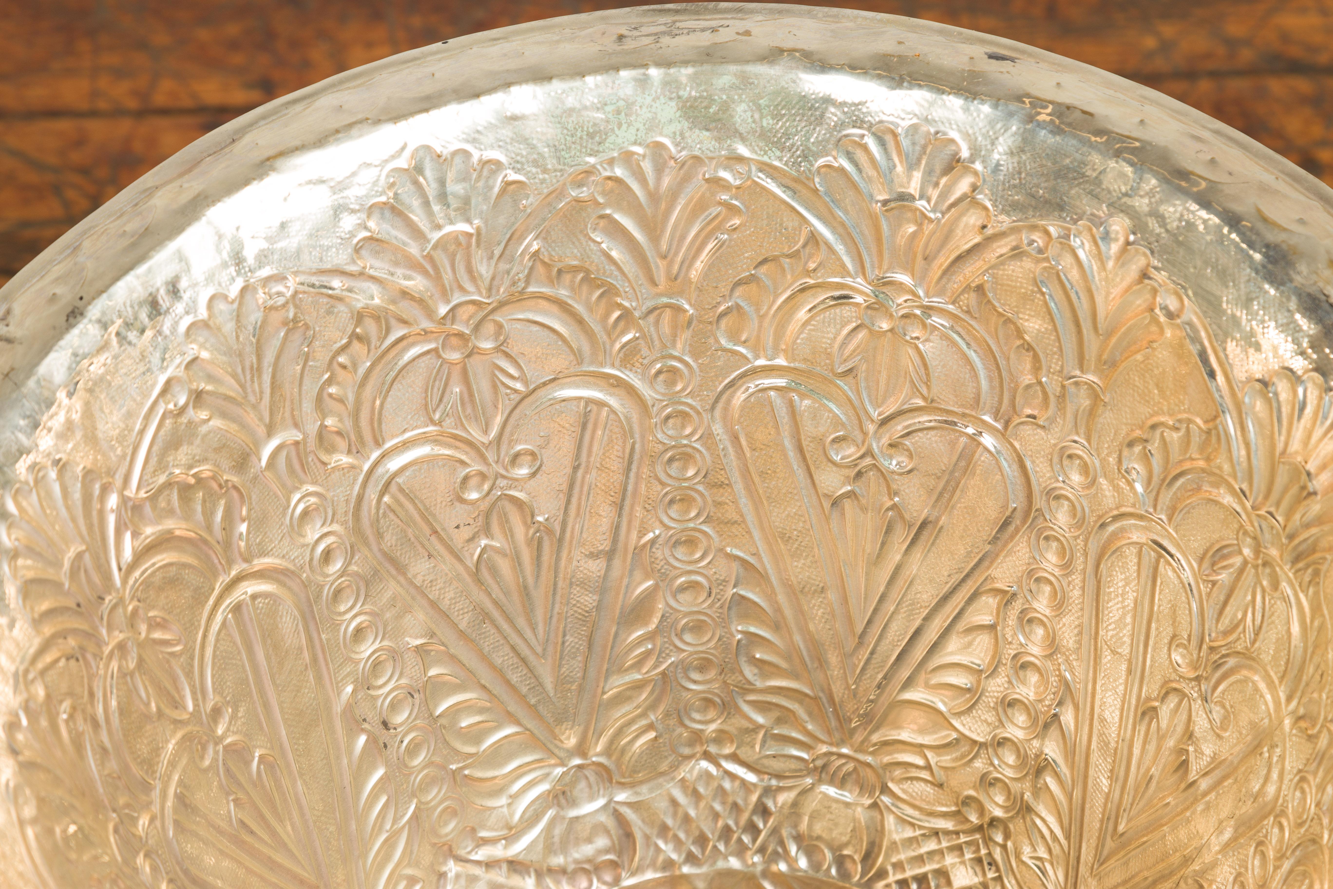 Urne évasée indienne vintage en argent sur laiton avec cœurs et fleurs stylisés en vente 1