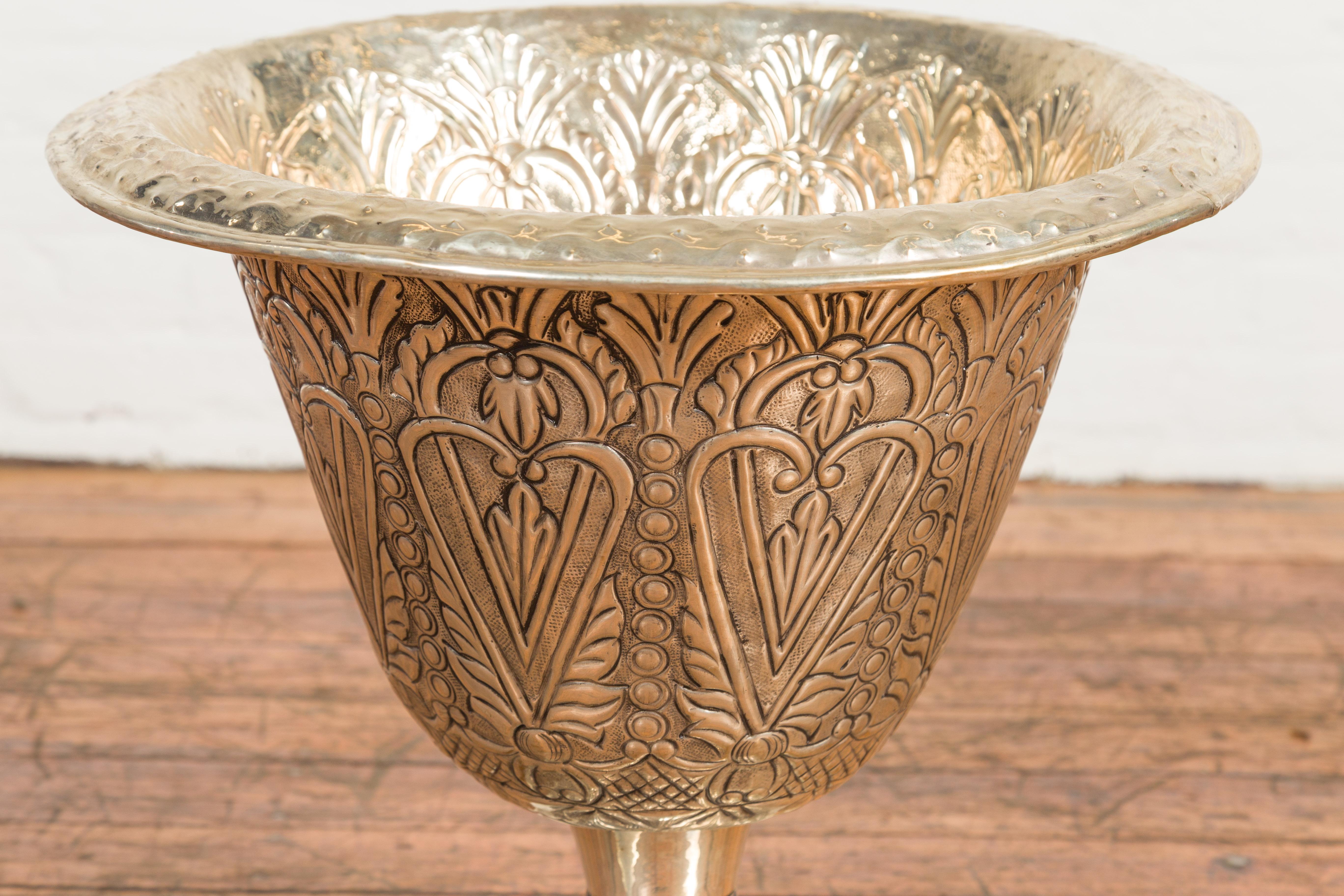 Indische ausgestellte Vintage-Urne aus Silber über Messing mit stilisierten Herzen und Blumen im Angebot 5
