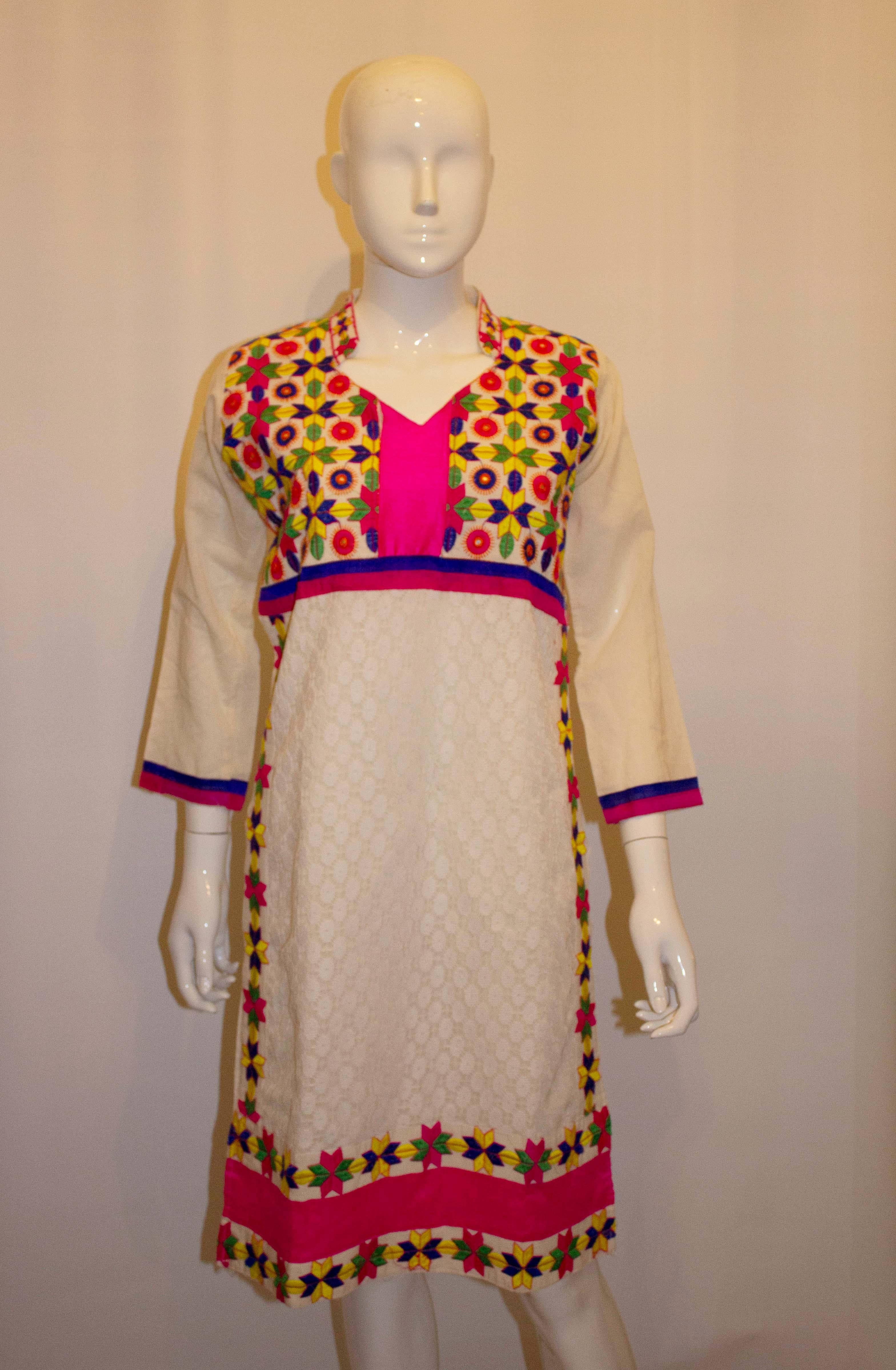 A pretty dress for warm days, with embroidery on the front, and lace detail. The dress has a stand up collar, v neckline, and has 18'' slits on either side. Bust up to 38'',length 40''