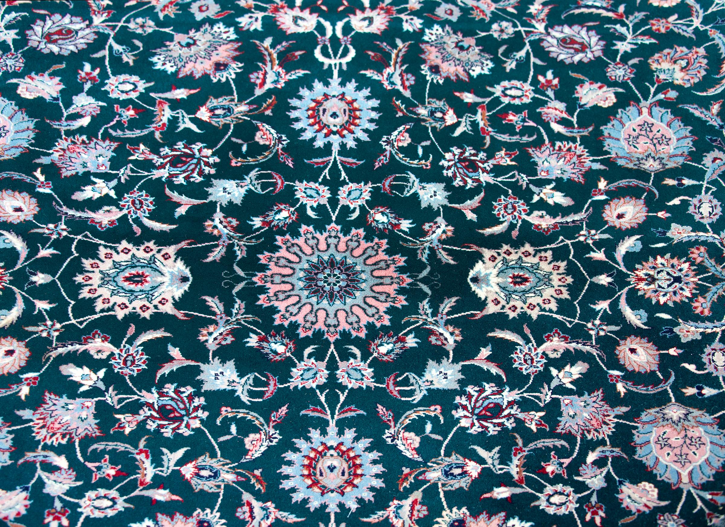 Indischer Täbris-Teppich im Vintage-Stil (Tabriz) im Angebot