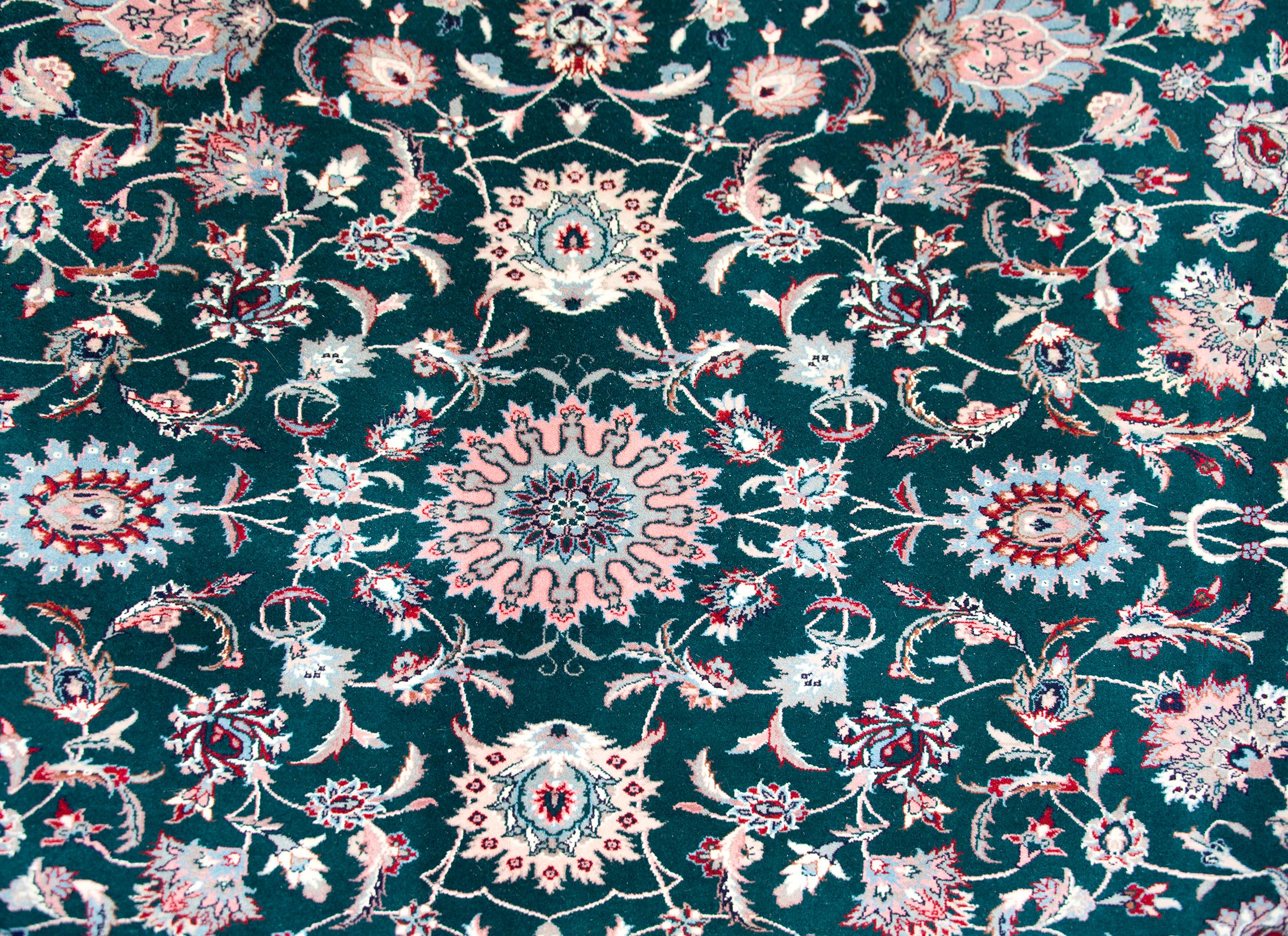 Indischer Täbris-Teppich im Vintage-Stil (Handgeknüpft) im Angebot