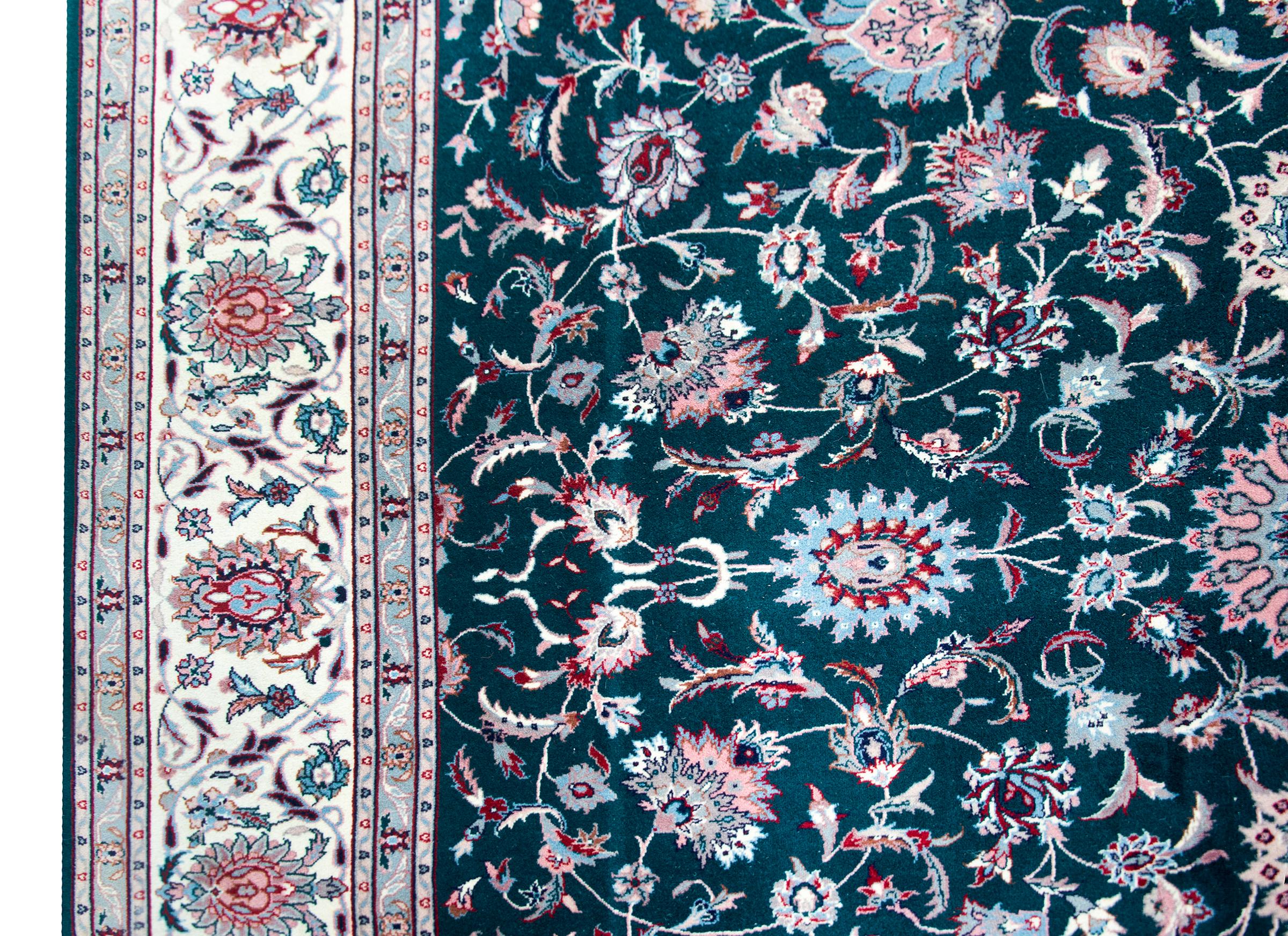 Indischer Täbris-Teppich im Vintage-Stil (20. Jahrhundert) im Angebot