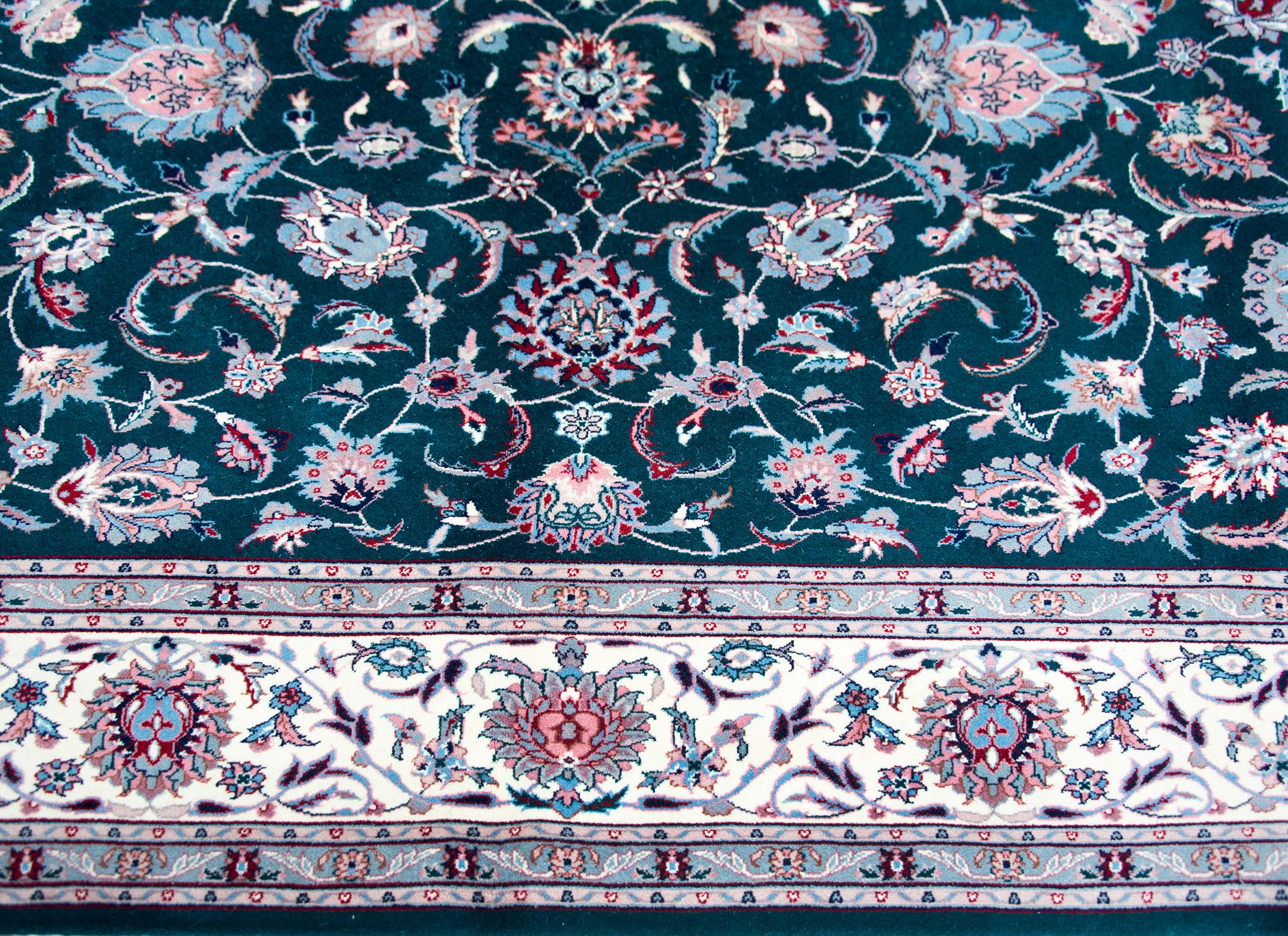 Indischer Täbris-Teppich im Vintage-Stil im Angebot 1