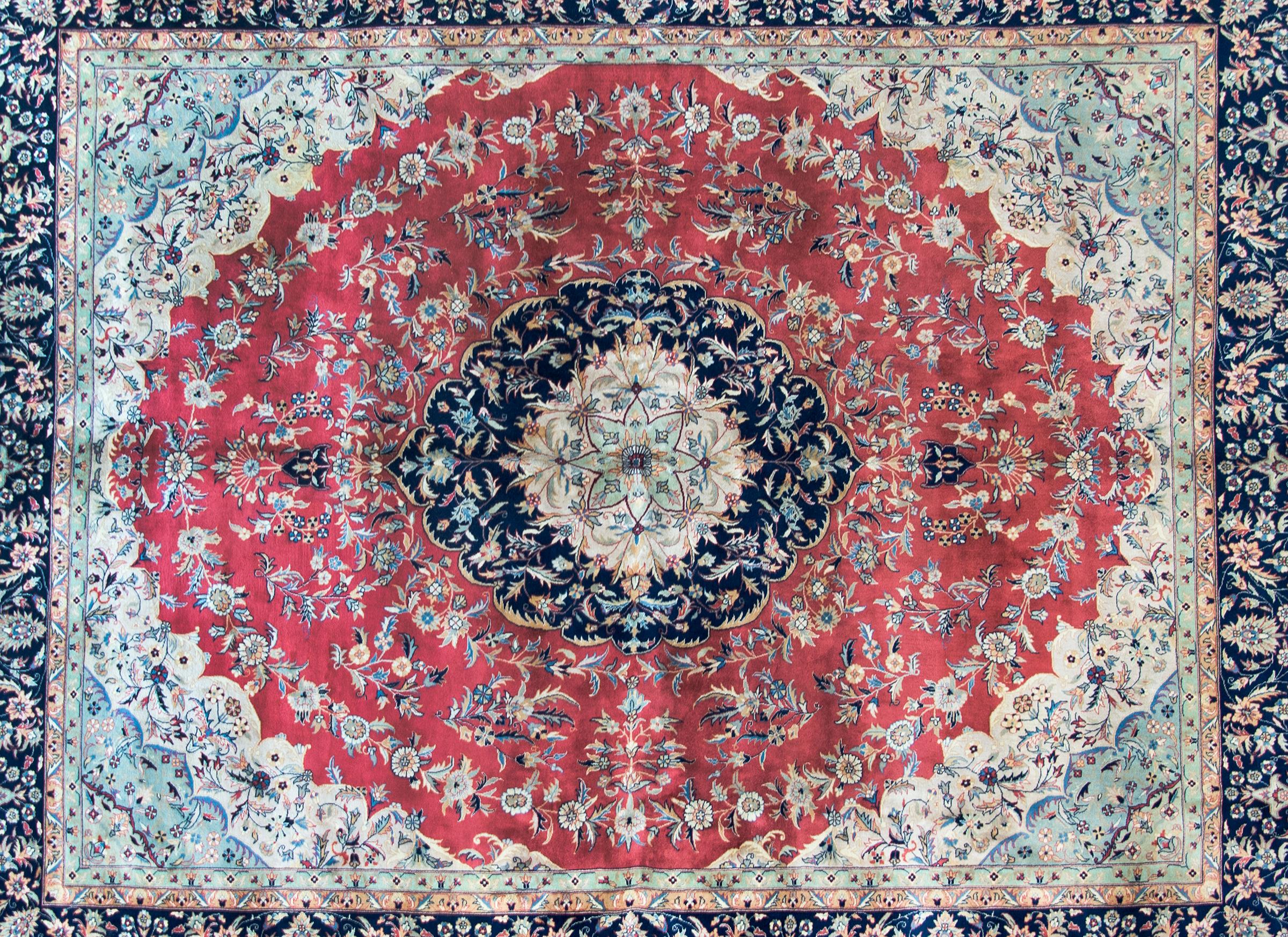 Indischer Vintage-Teppich im Täbris-Stil (Handgeknüpft) im Angebot