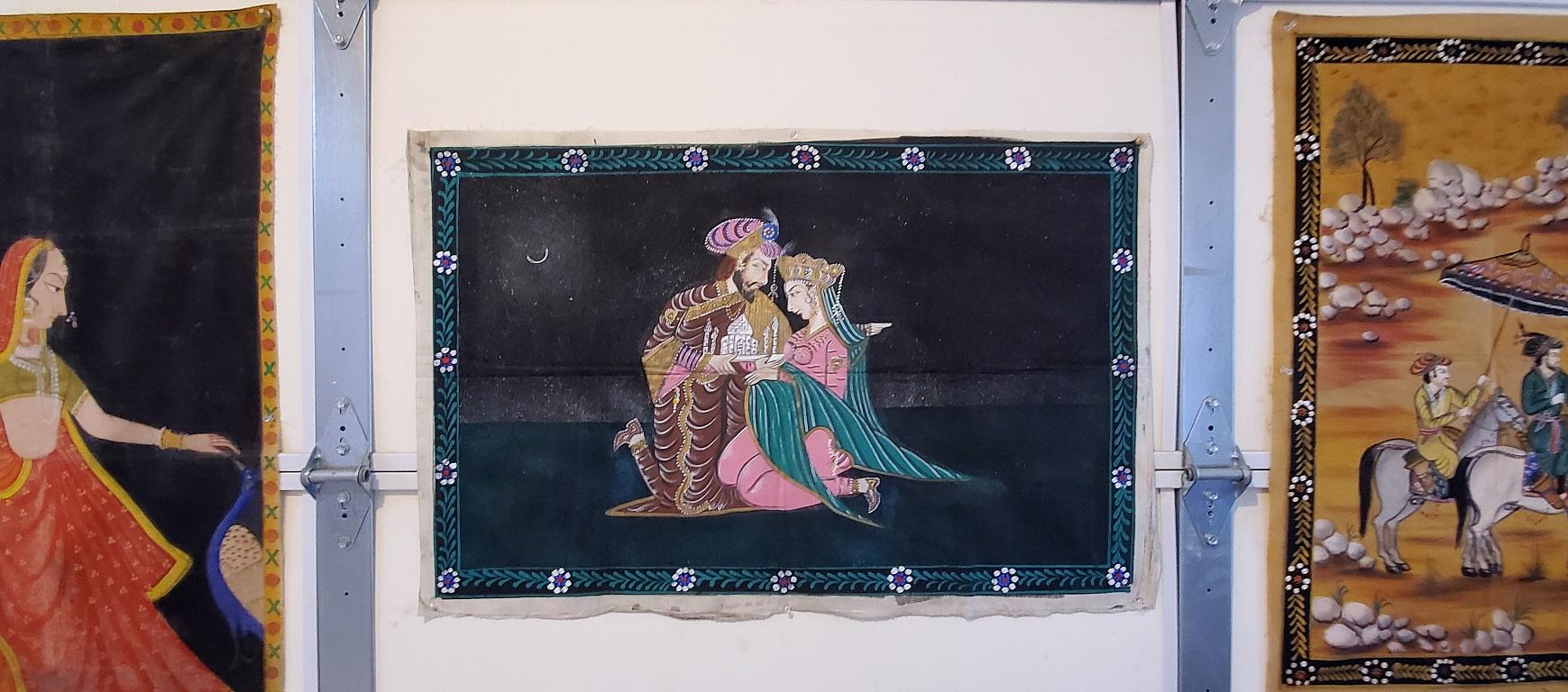 Nous vous présentons une magnifique et iconique tapisserie indienne vintage de Shah Jahan et Mumtaz Mahal.

Nous pensons qu'elle date du début du 20e siècle, vers 1920.

Fabriqué en coton et peint à la main avec une image de Shah Jahan et Mumtaz