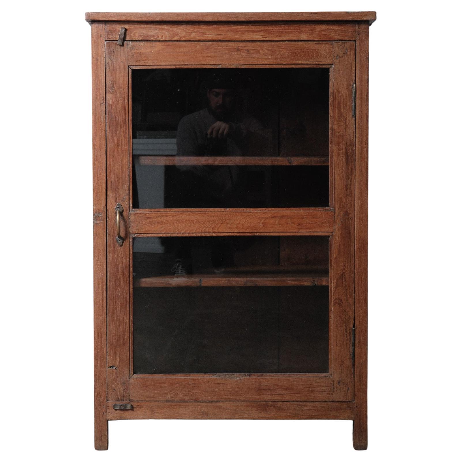 Vetrina indiana vintage in teak con porta in vetro e tre ripiani interni