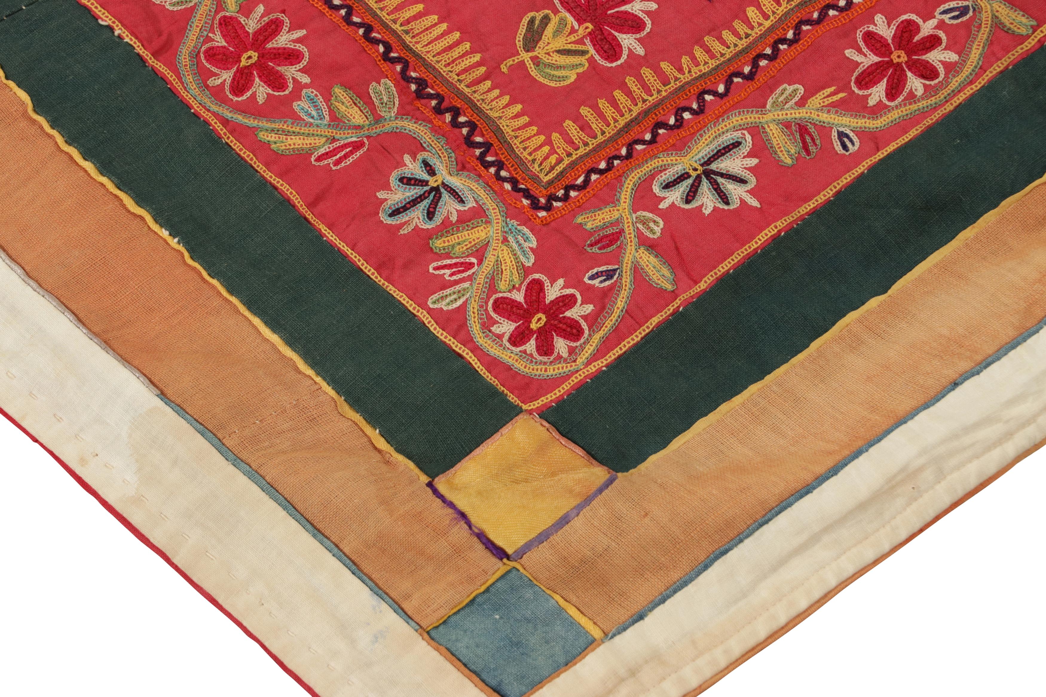 Questo tessuto indiano vintage 2x2 e l'arazzo quadrato fanno parte di una nuova ed eccezionale selezione della Rug & Kilim's Tapestry & Textile Collection: un'intrigante scoperta di pezzi orientali da appendere a parete con una serie giocosa di