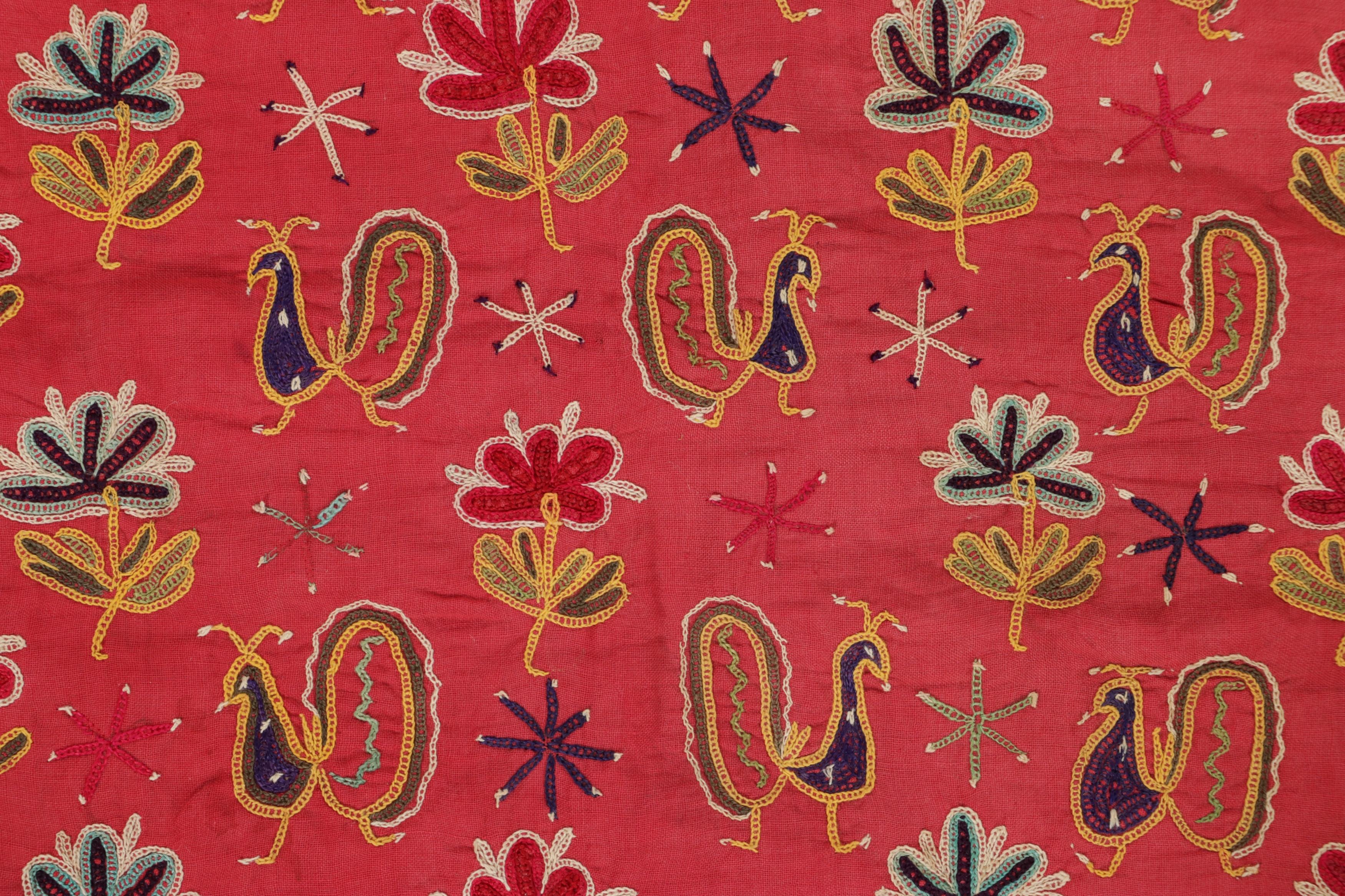 Indiano Tessile indiano d'epoca, arazzo quadrato con favolosi uccelli - Rug & K. in vendita