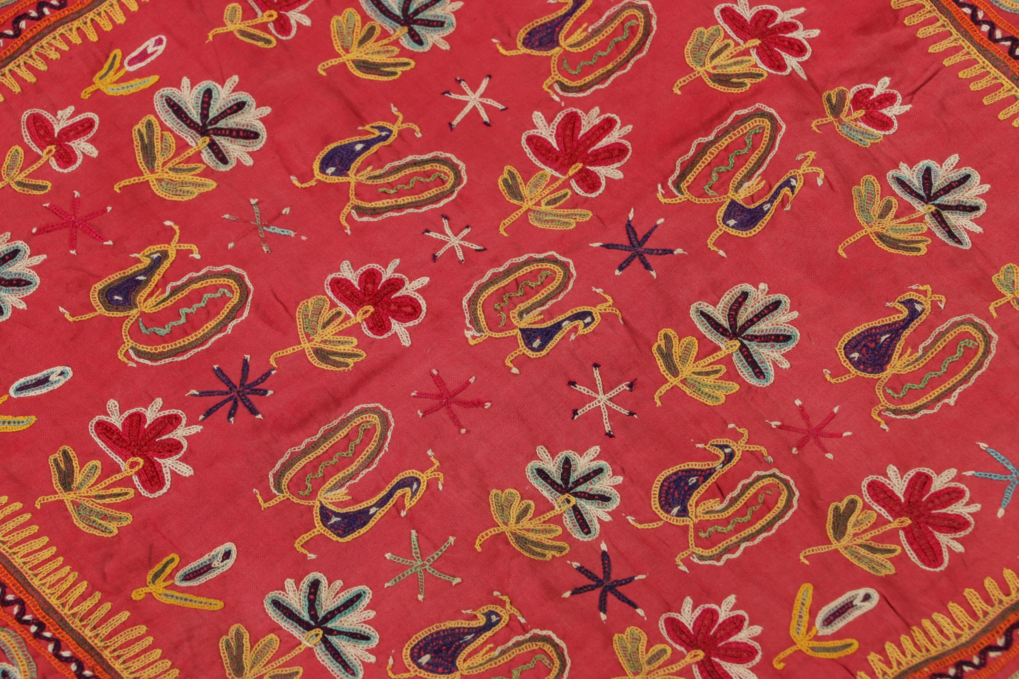 Annodato a mano Tessile indiano d'epoca, arazzo quadrato con favolosi uccelli - Rug & K. in vendita