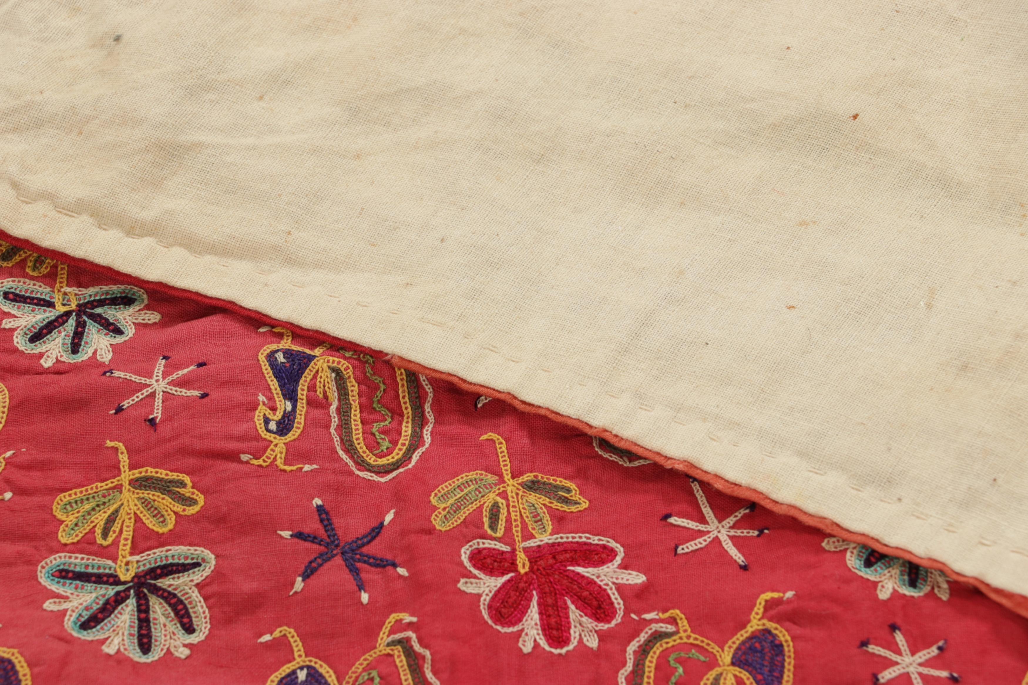 Tessile indiano d'epoca, arazzo quadrato con favolosi uccelli - Rug & K. In condizioni buone in vendita a Long Island City, NY