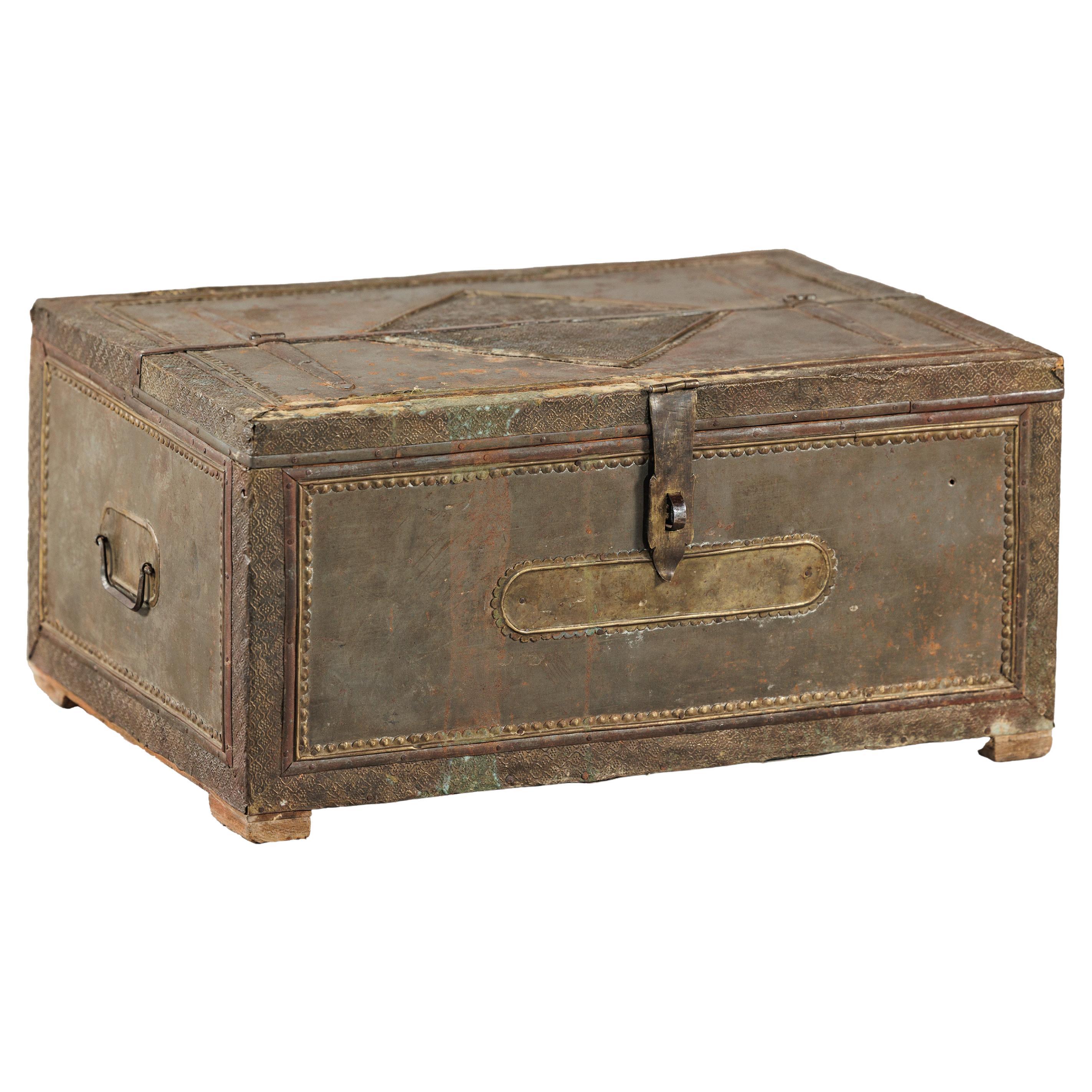 Vintage Indian Tin-Clad Metal Trunk with Embossed Detailing (Coffre en métal étamé indien avec détails en relief)