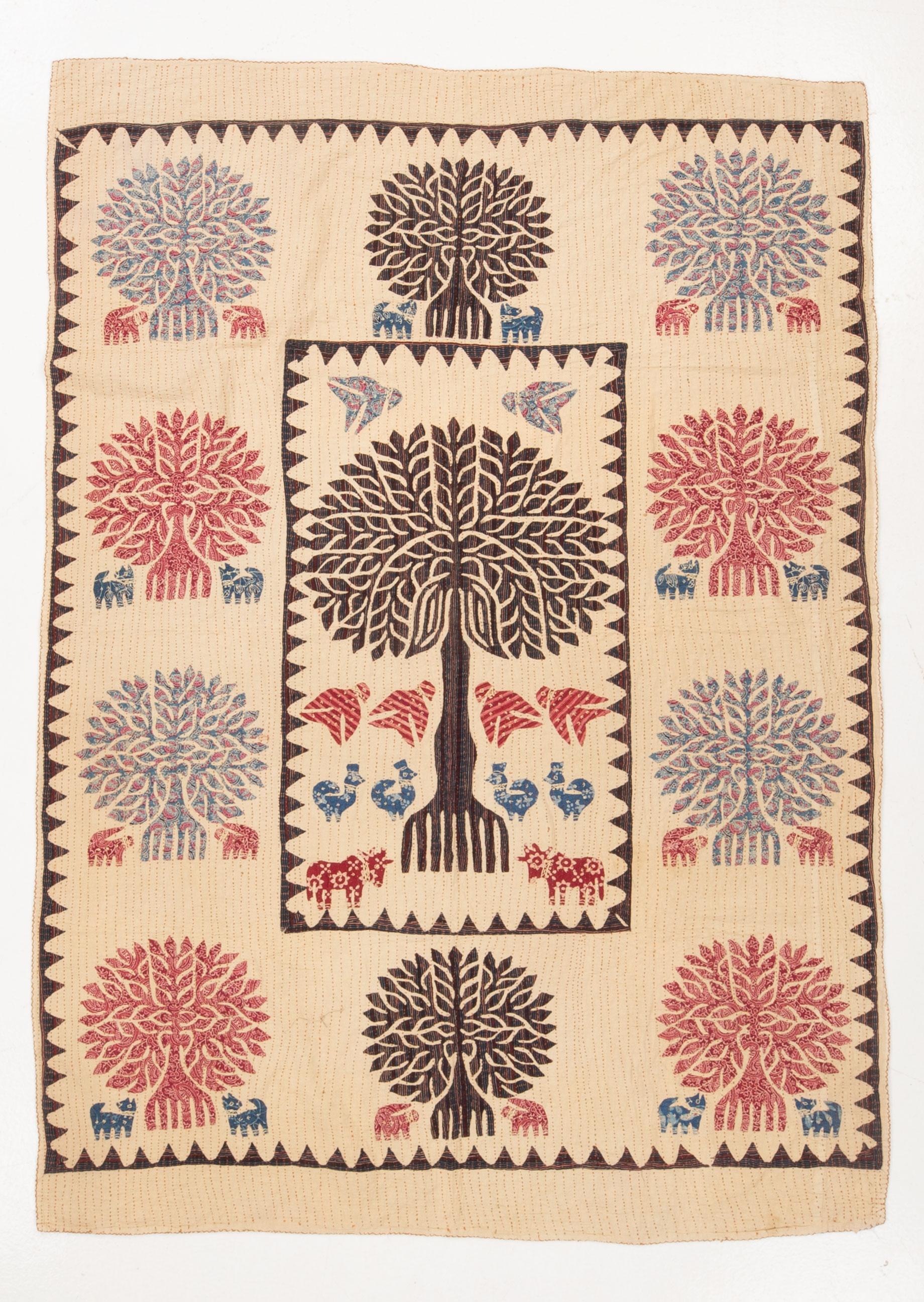 Un quilt Kantha très décoratif, avec un arbre de vie  encore en bon état.