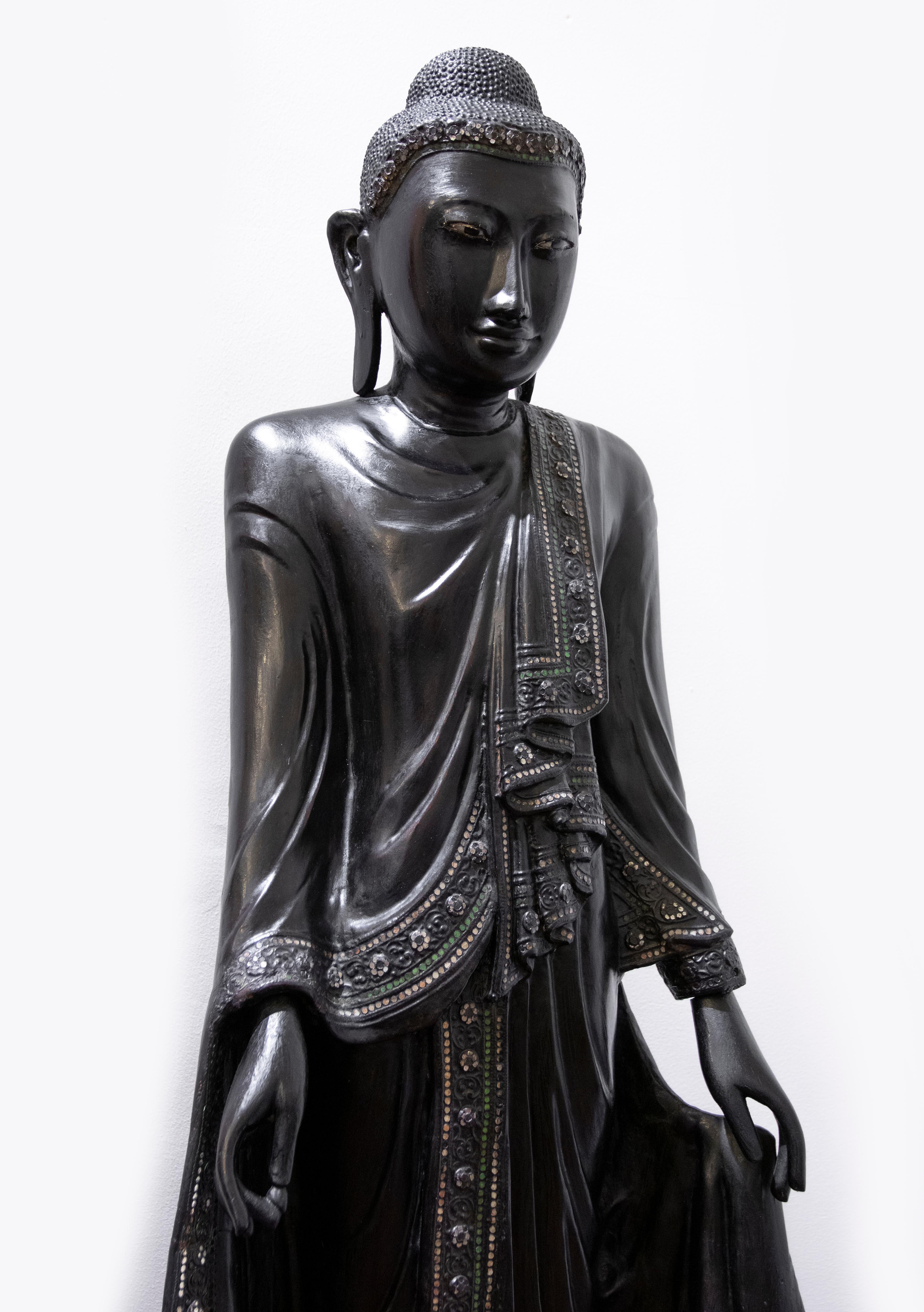 Indian wooden Buddha sculpture is an original artwork realized in India between the XIX and the XX century.

Lacquered wood, colored mirrors and mother-of-pearl.

Dimensions: H 185

Very good conditions.

Beautiful and elegant standing