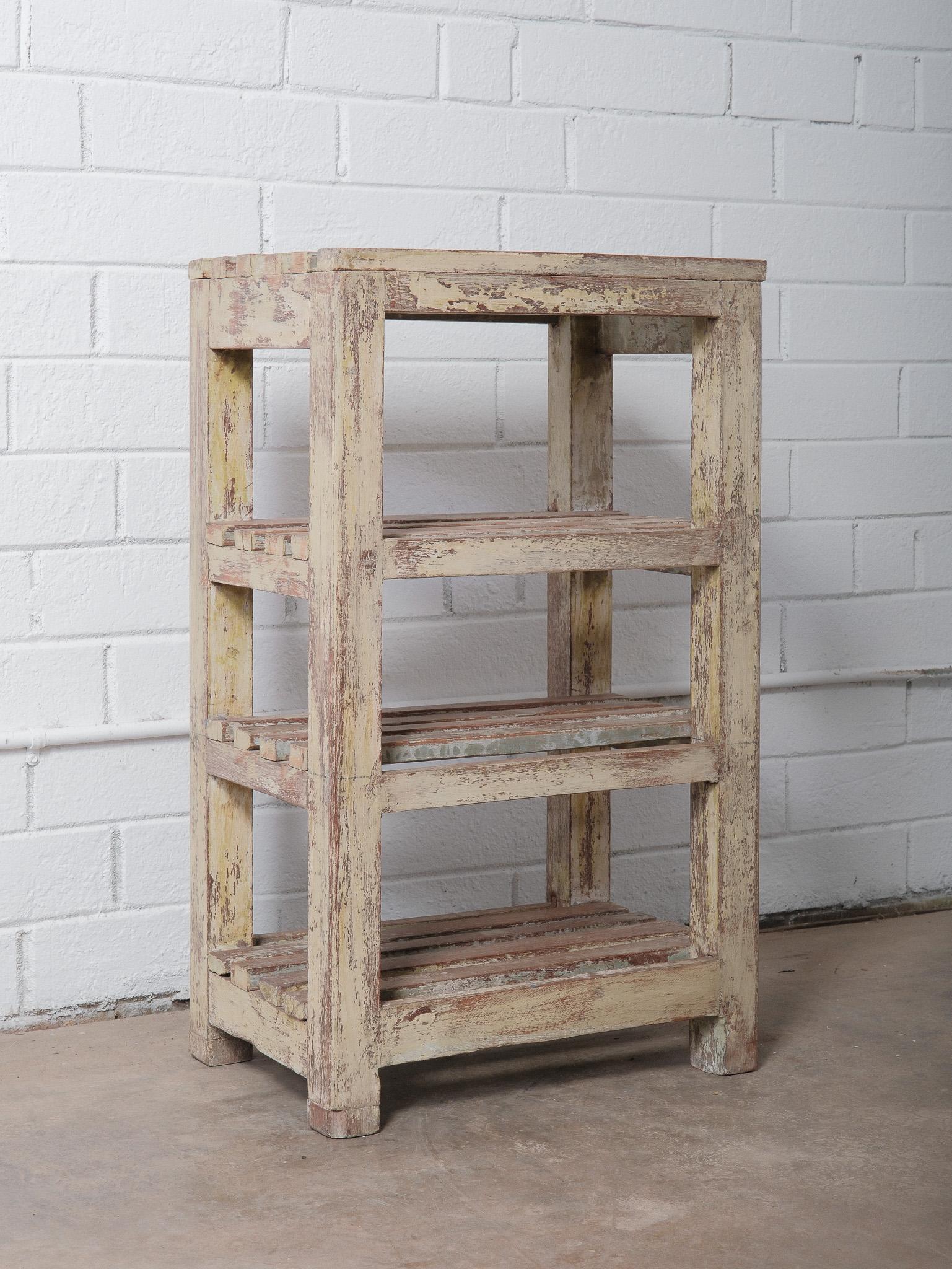 Rustique Etagère de rangement vintage indienne en bois de ferme avec peinture vieillie en vente