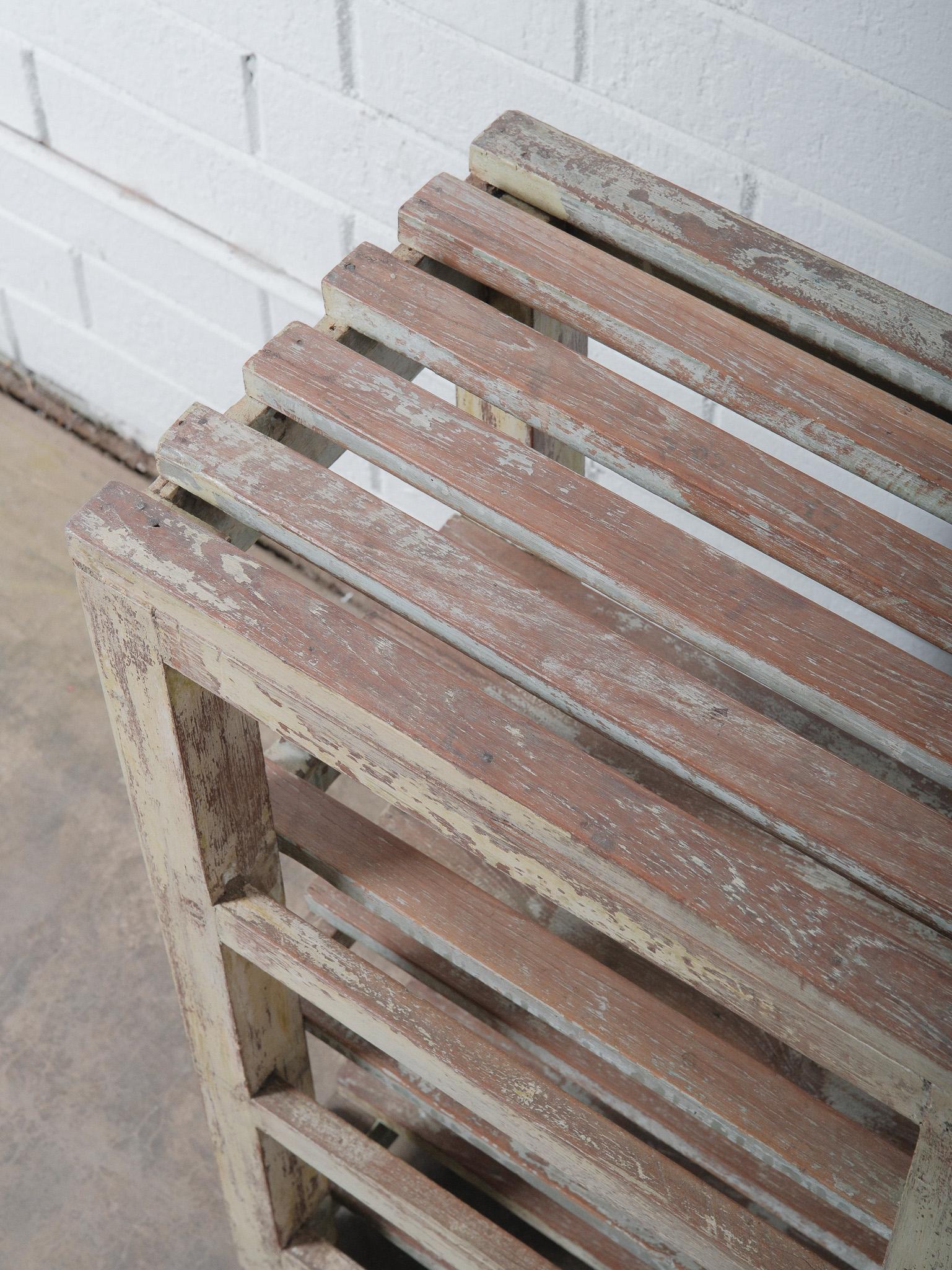 Indien Etagère de rangement vintage indienne en bois de ferme avec peinture vieillie en vente