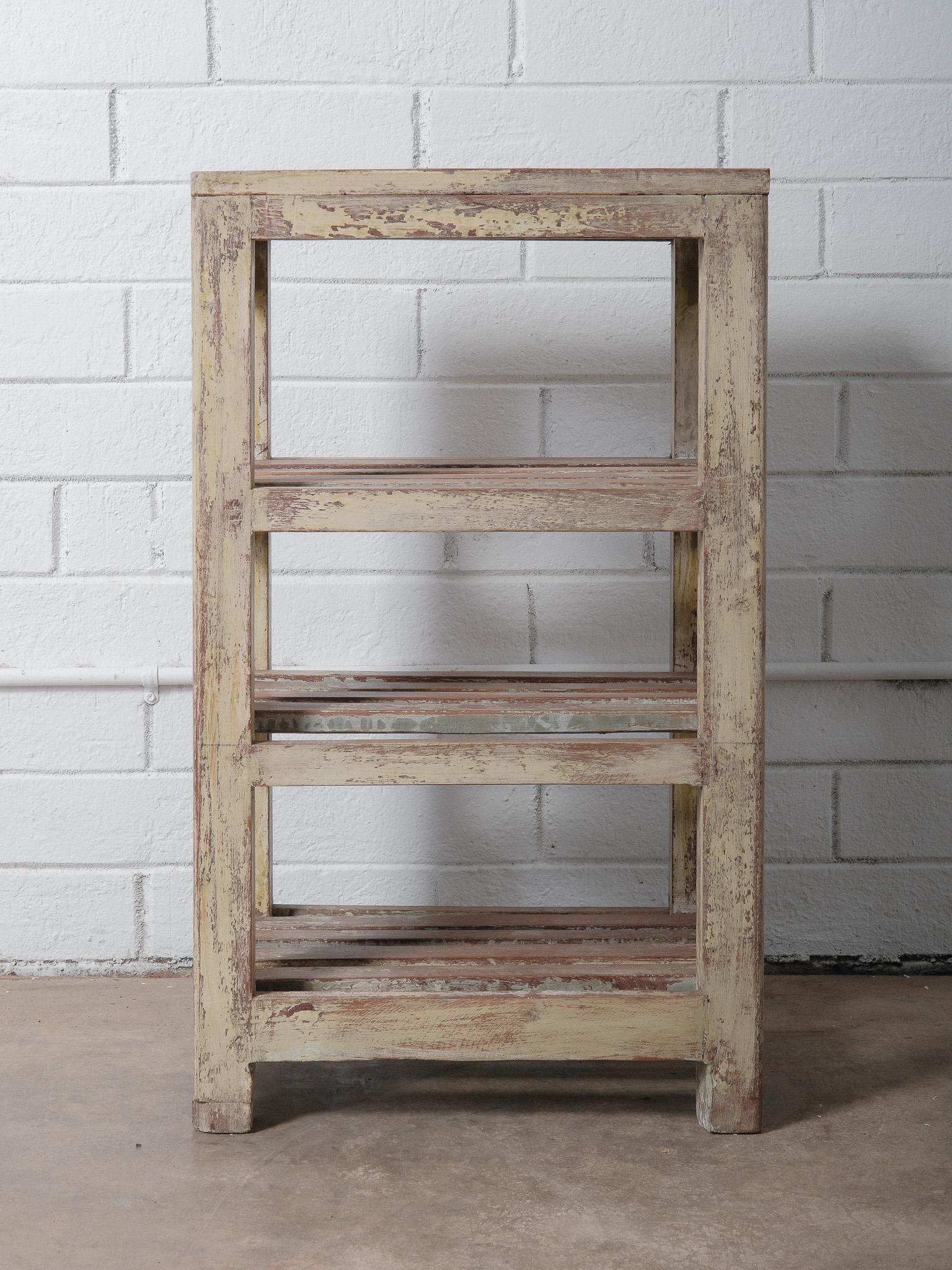 Etagère de rangement vintage indienne en bois de ferme avec peinture vieillie Bon état - En vente à High Point, NC