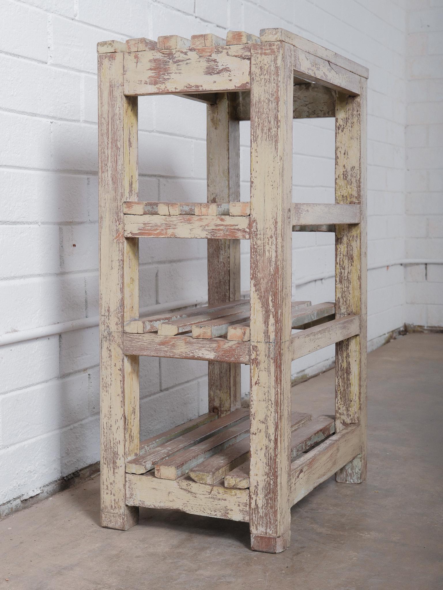 Etagère de rangement vintage indienne en bois de ferme avec peinture vieillie en vente 1